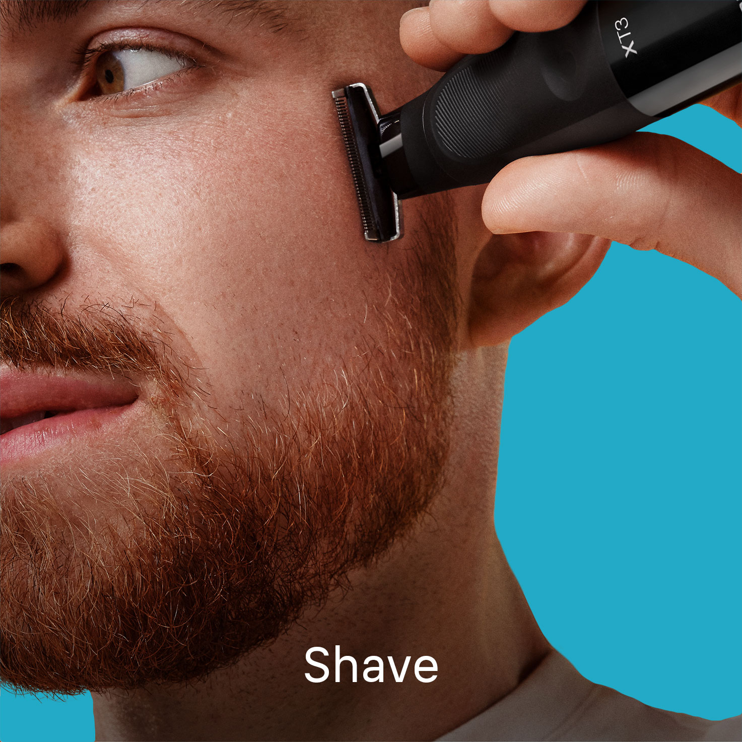 Mann rasiert sich mit einem Trimmer im Gesicht.