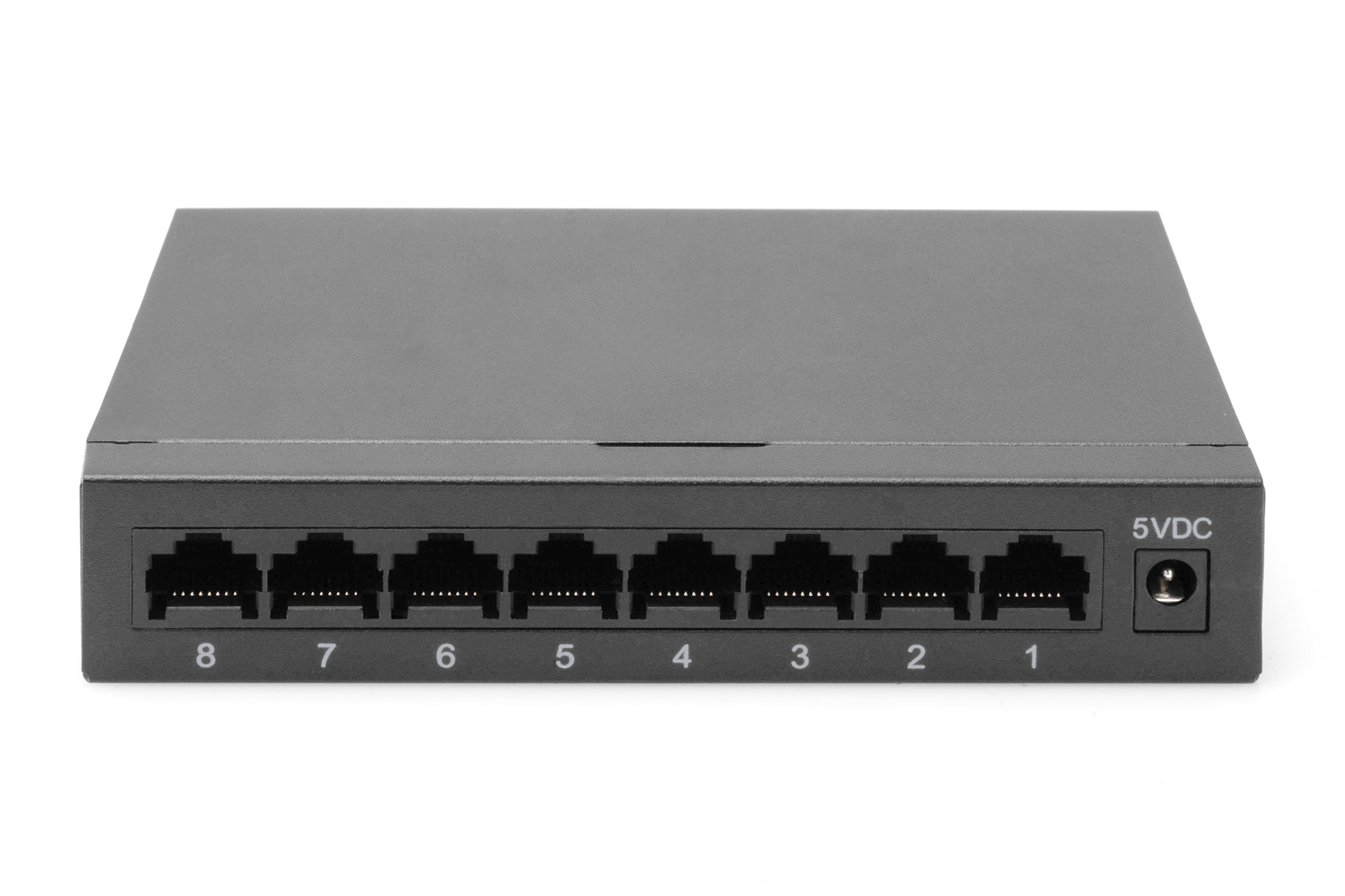 Uno switch di rete nero con più porte su una superficie bianca.