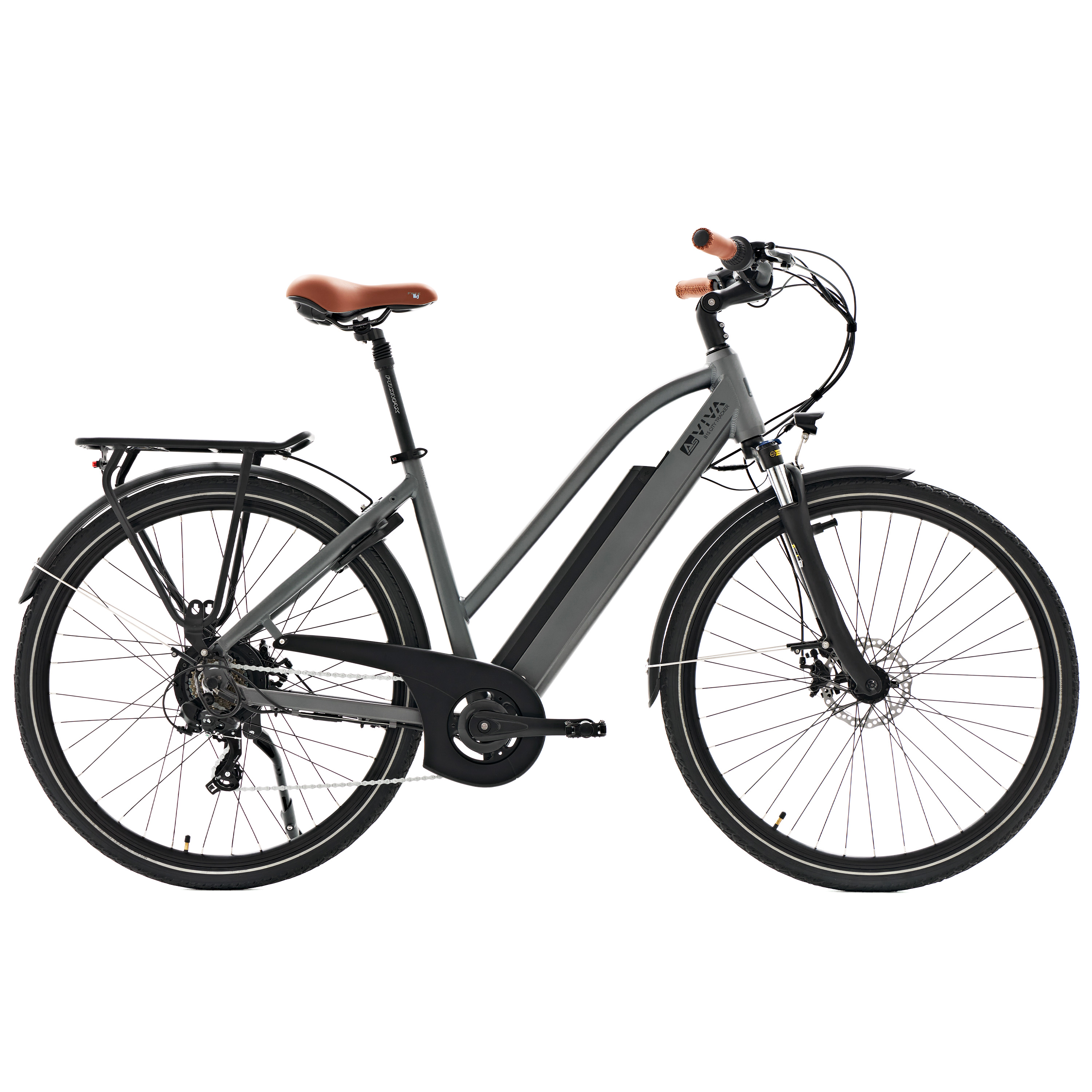 Ein graues E-Bike mit braunem Sattel und Griffen ist auf weißem Hintergrund isoliert.