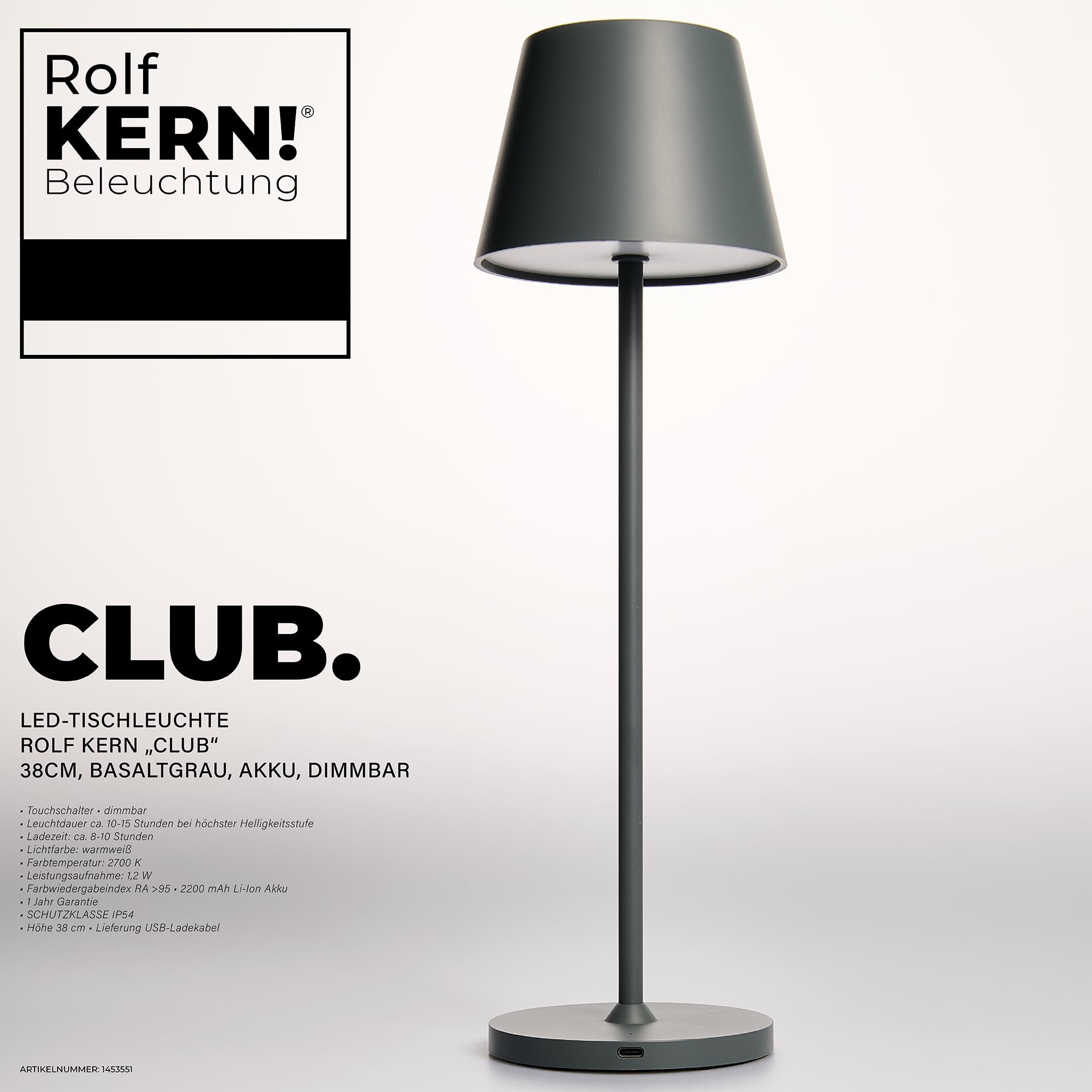 Eine dunkelgraue Lampe mit Lampenschirm und Sockel steht auf einer weißen Oberfläche. Text beschreibt die Eigenschaften der Lampe.