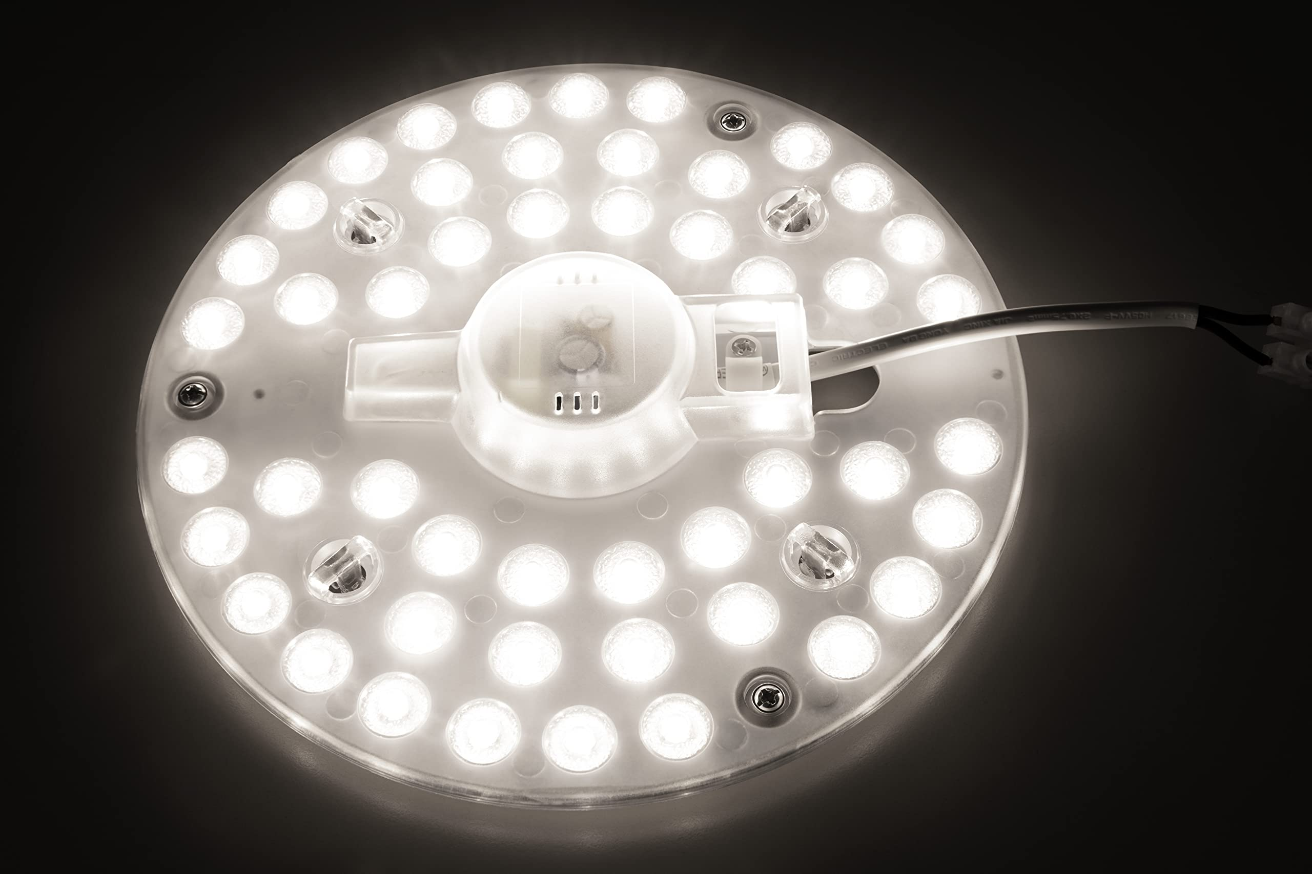 Kreisförmiges LED-Lichtpanel. Es hat viele kleine weiße Lichter und eine zentrale Komponente.