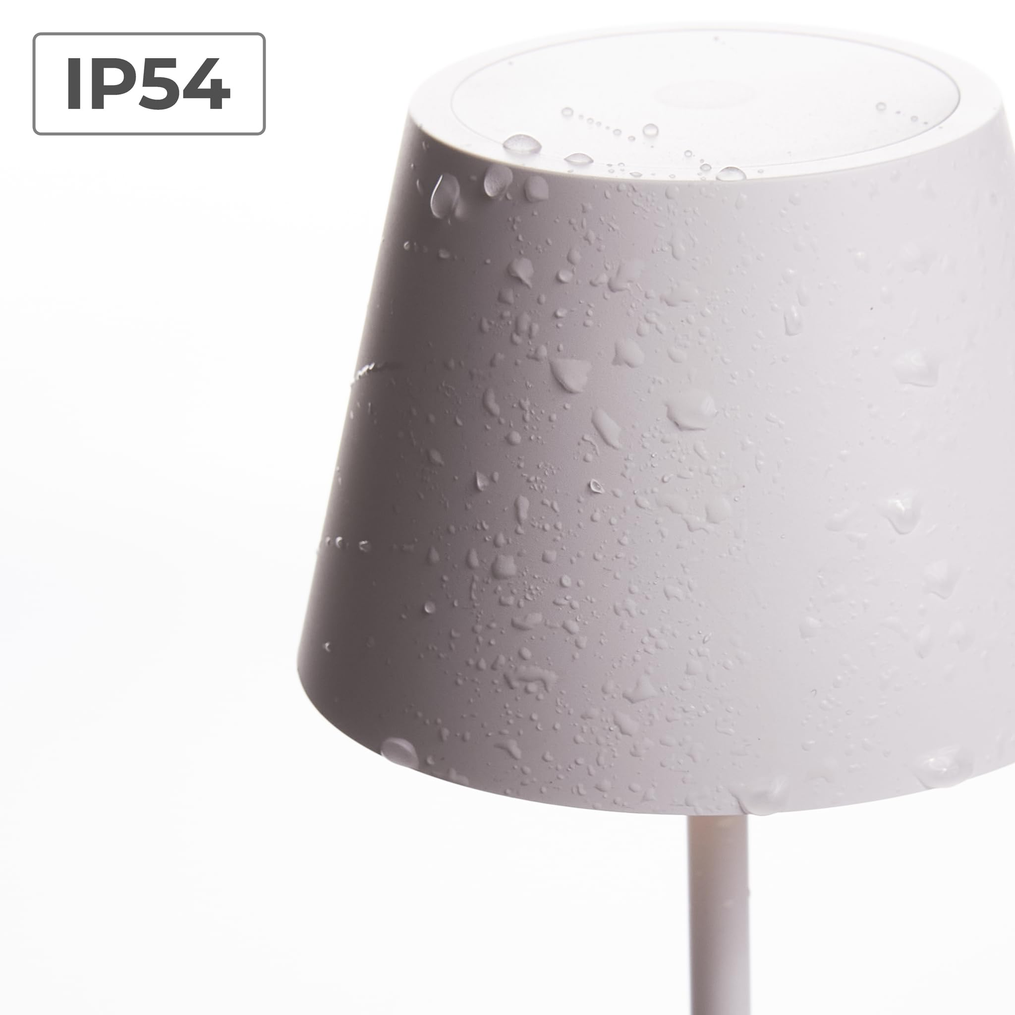 Eine weiße Außenlampe mit Wassertropfen, IP54-zertifiziert.