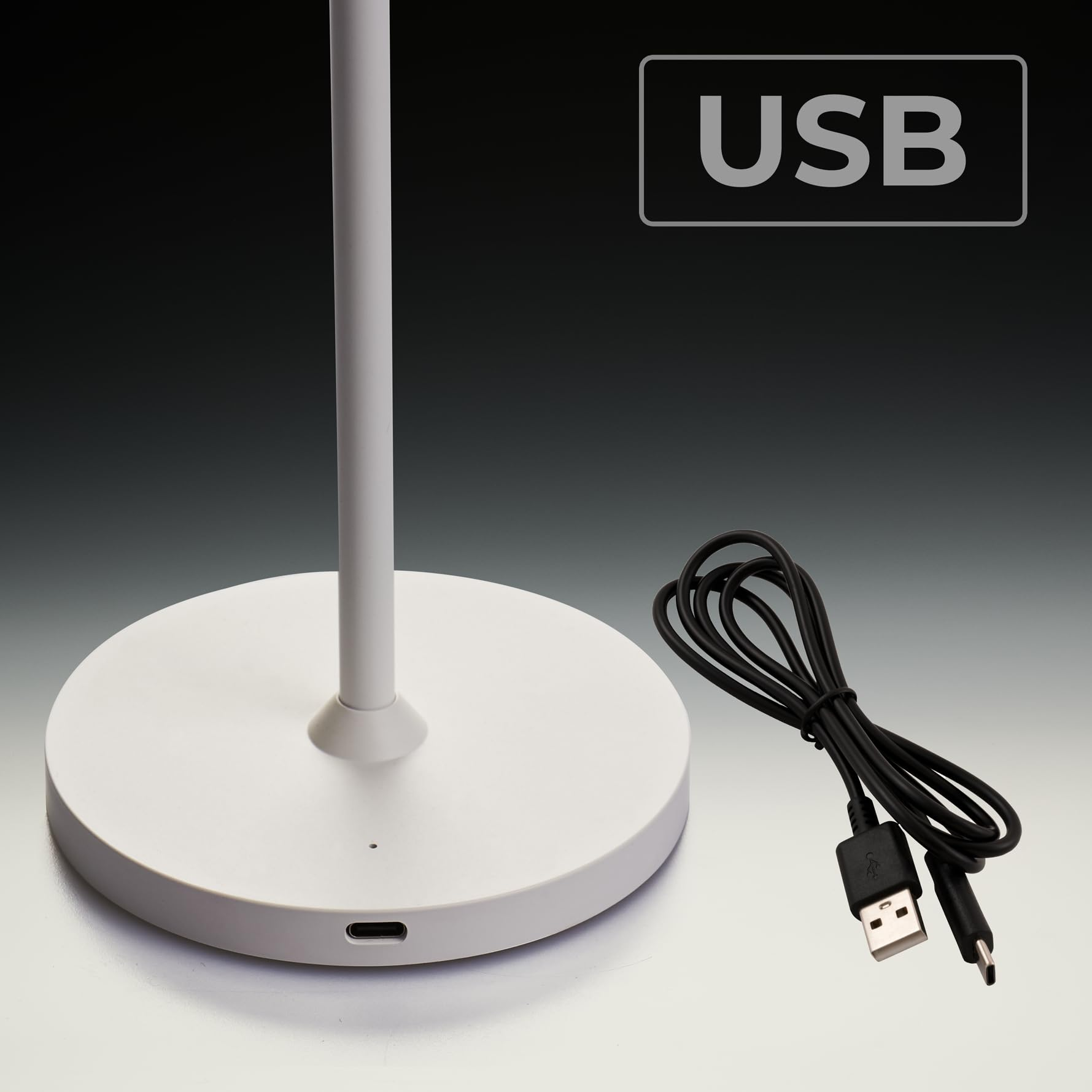 Ein weißer Lampensockel mit angeschlossenem USB-Kabel. USB-Text ist sichtbar.