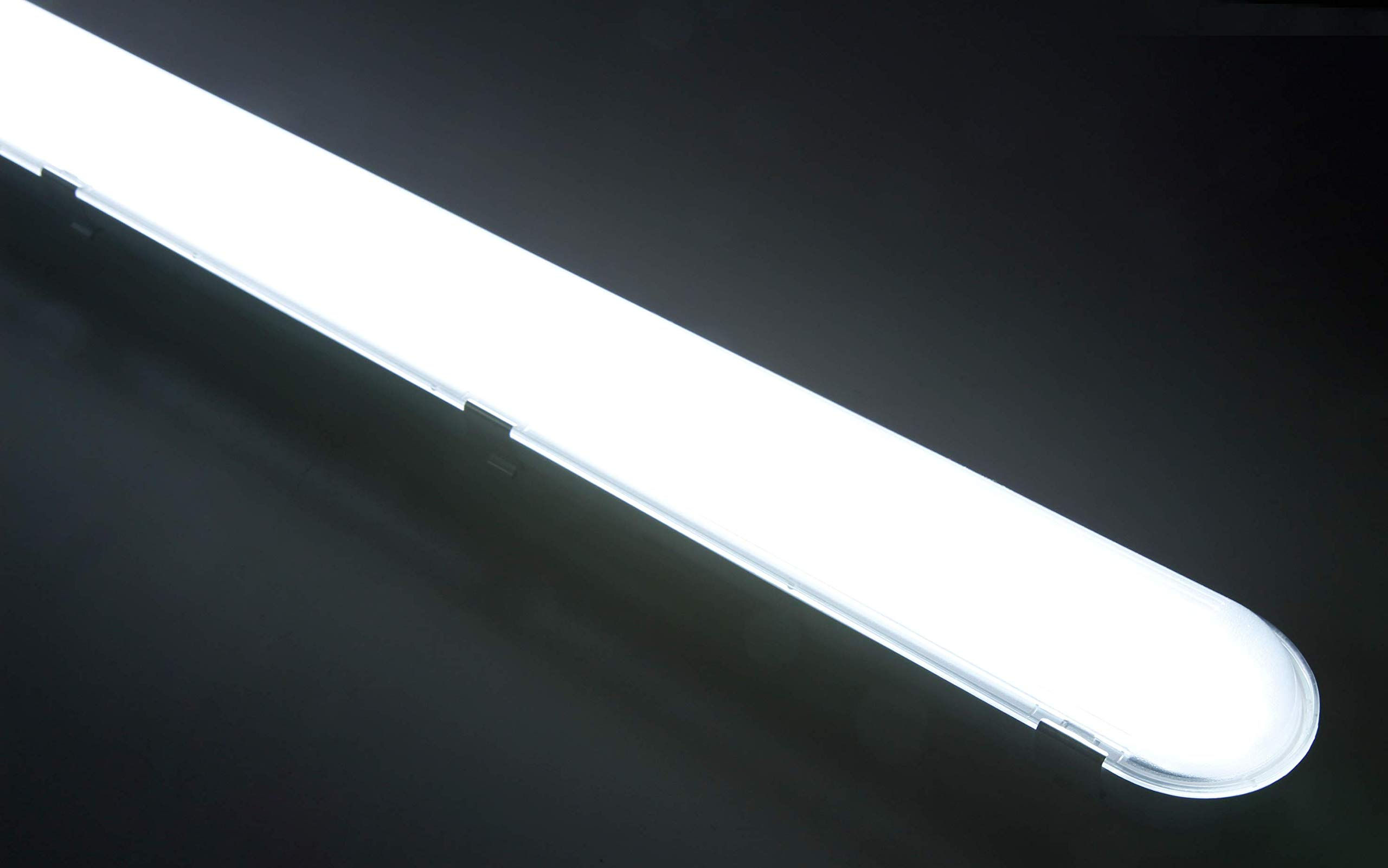 Weiße, lange, rechteckige LED-Leuchte. Sie befindet sich auf dunklem Hintergrund mit hellem Licht.
