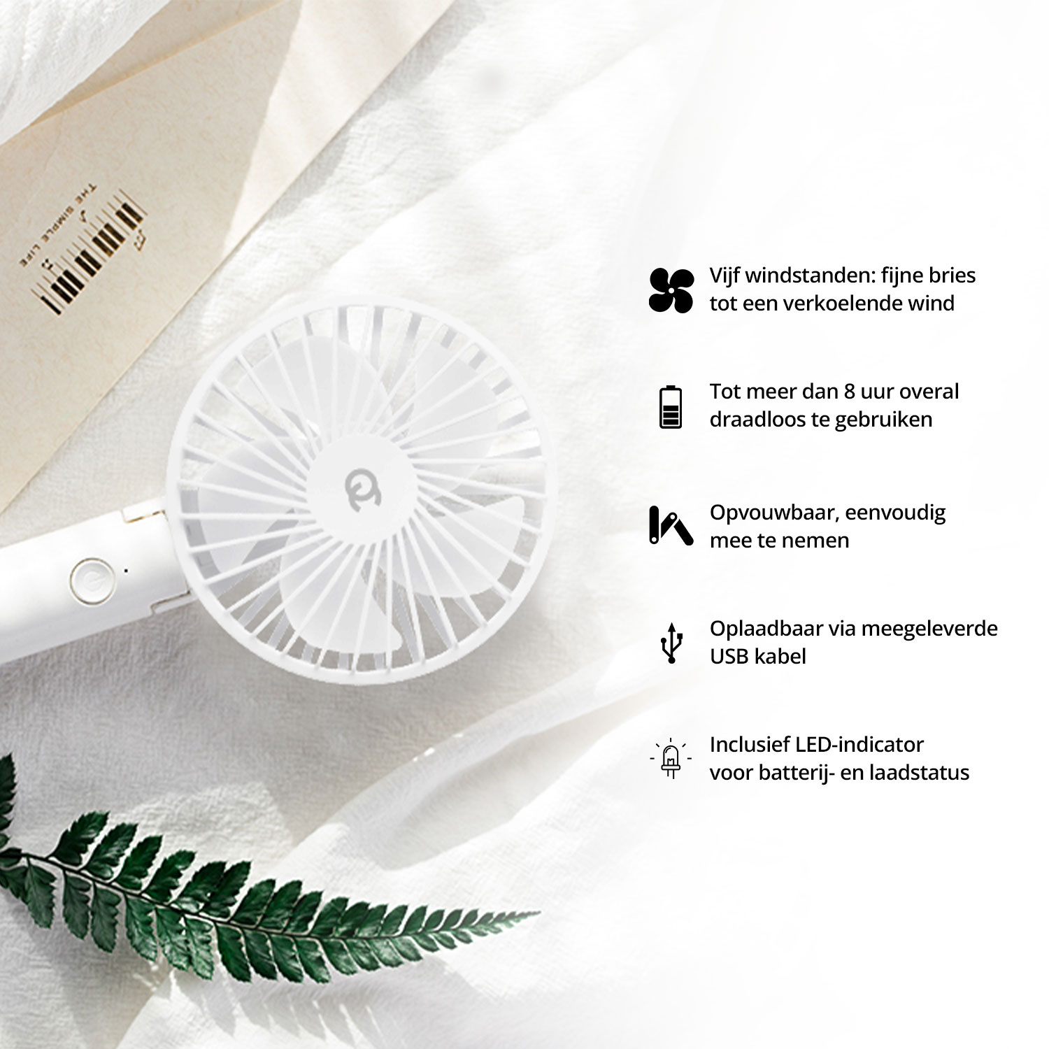Gros plan d'un ventilateur à main blanc avec une fougère, avec des icônes de texte, démontrant plusieurs réglages de vent, l'autonomie de la batterie et le chargement USB.