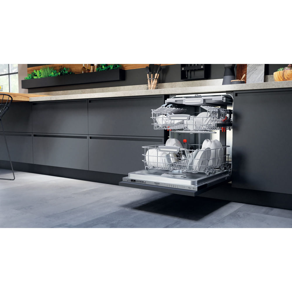 Una cucina moderna con una lavastoviglie chiusa e integrata nei mobili, con altri elettrodomestici.