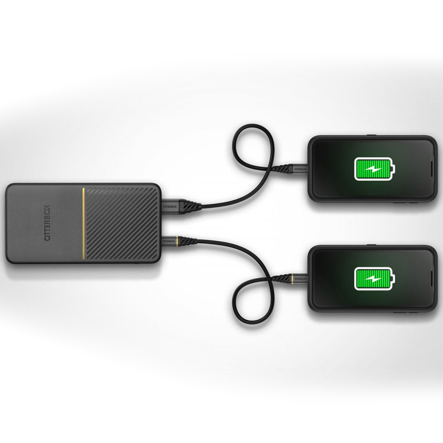 Un power bank sta caricando due telefoni, ognuno con un'icona di ricarica sullo schermo.