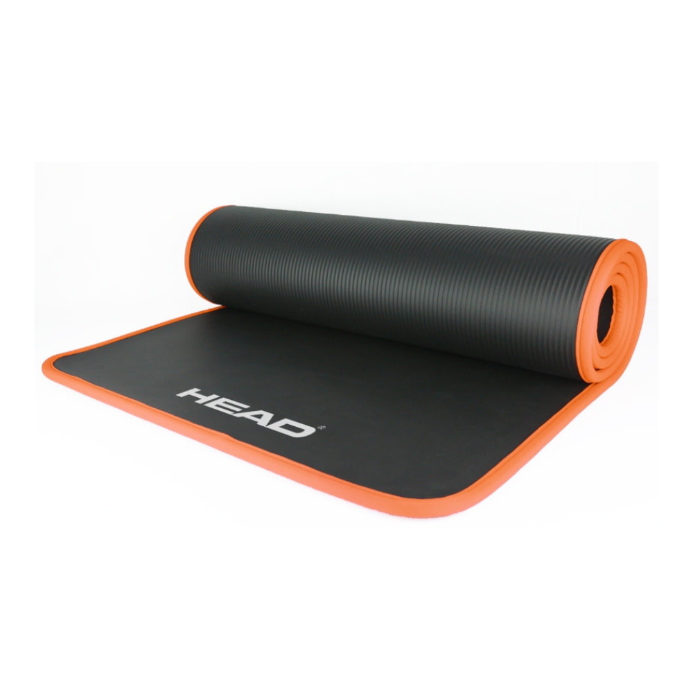 Zwart en oranje yogamat, opgerold. Oranje rand en head tekstlogo.