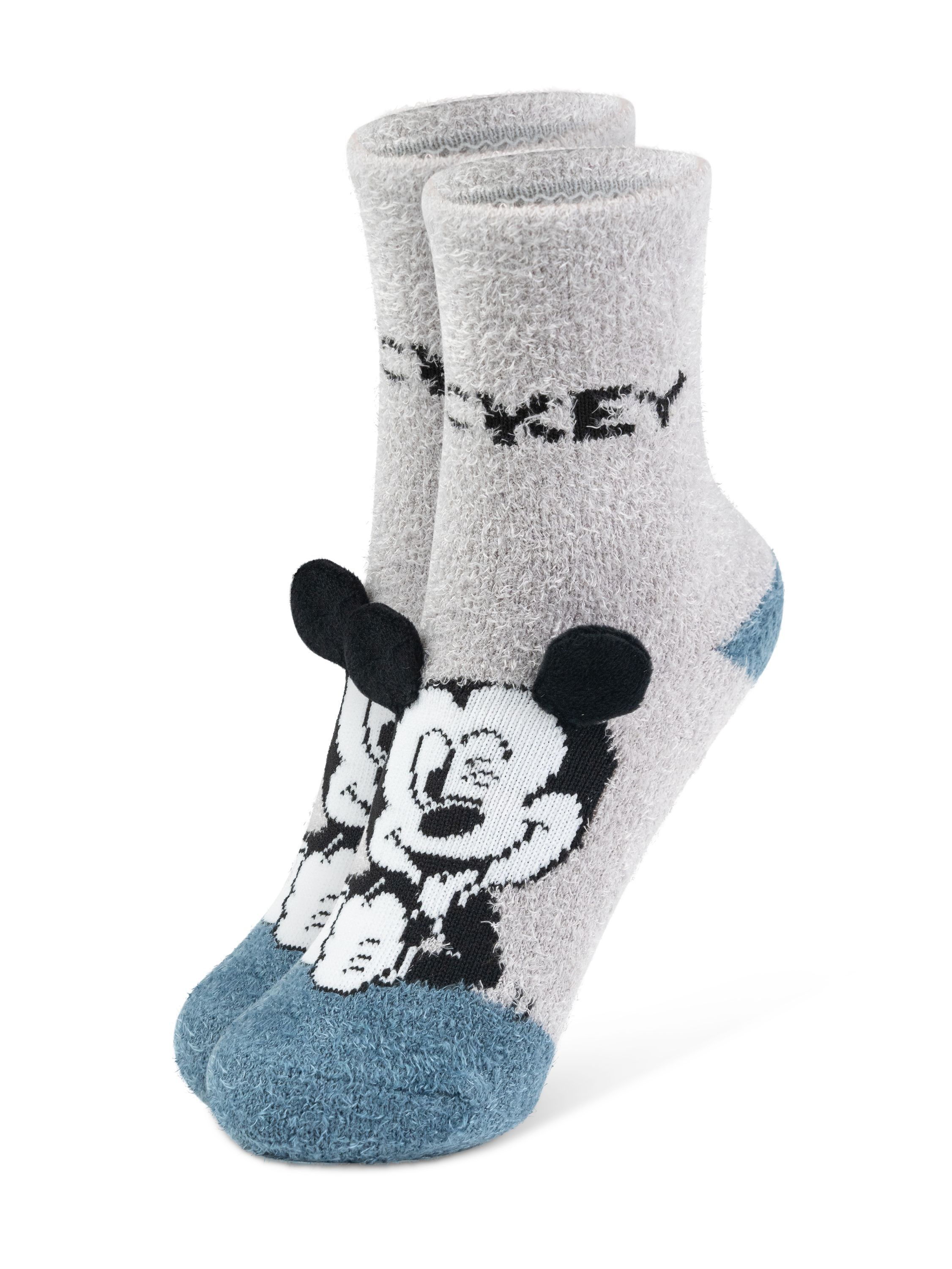 Paar graue, flauschige Socken mit Mickey Mouse-Design und blauen Fersen und Zehen. Weißer Hintergrund.