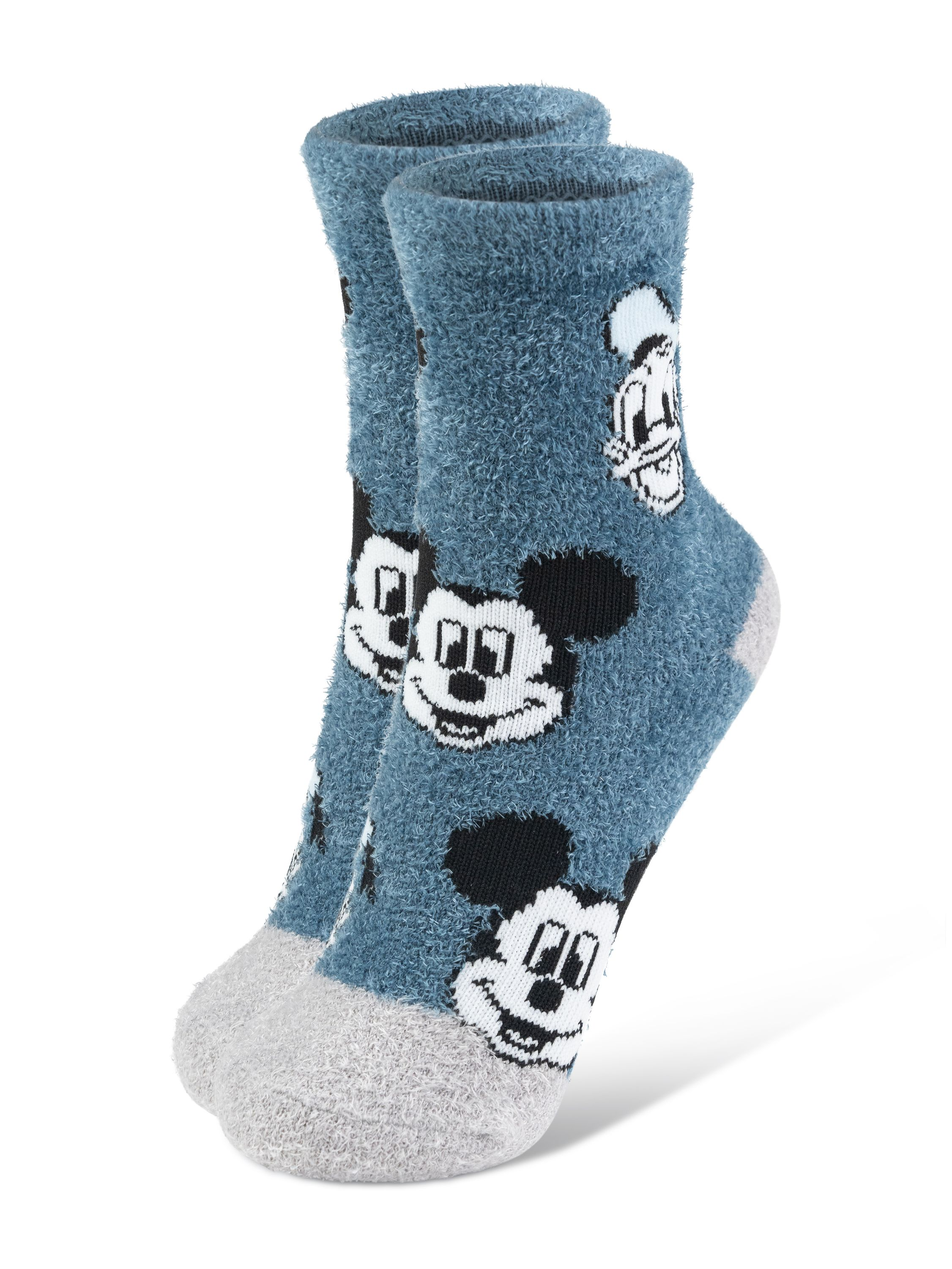 Paar blaue Mickey-Mouse-Socken mit Mickey- und Donald-Duck-Gesichtern, isoliert.
