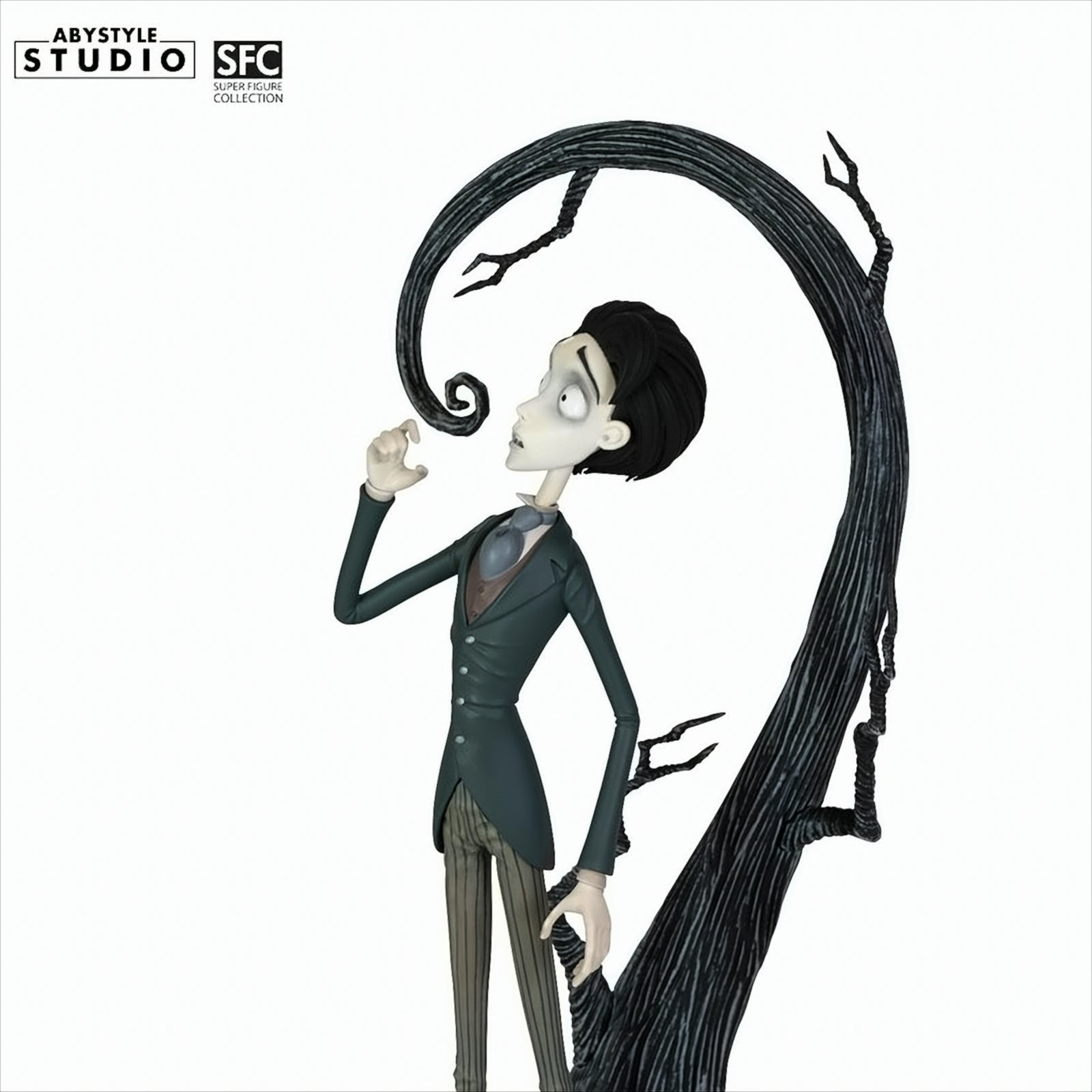 Una figura estilizada de 'Pesadilla antes de Navidad' de pie junto a un árbol oscuro y curvo.