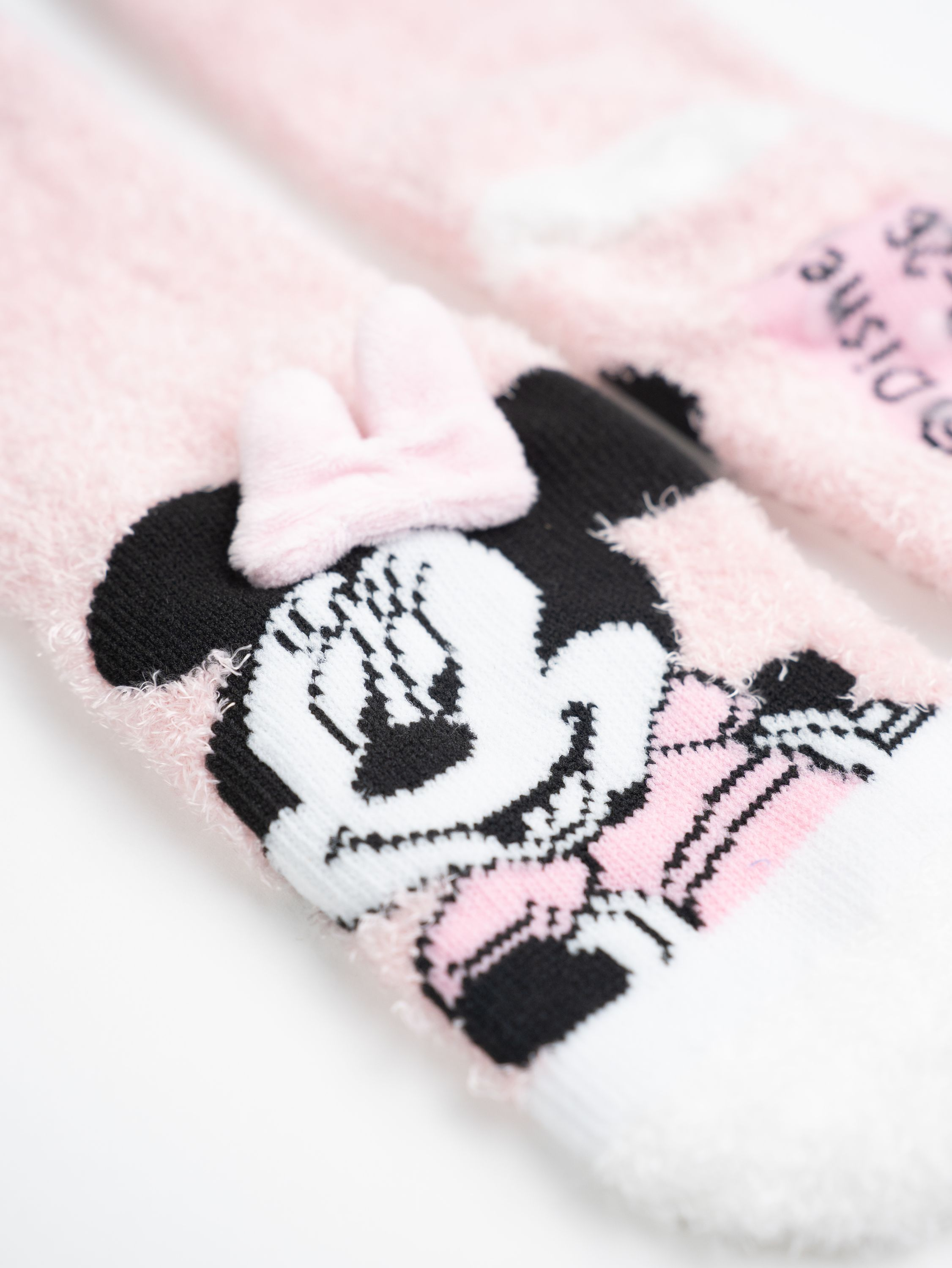 Paar rosa Minnie-Maus-Socken mit Schleifendetails.