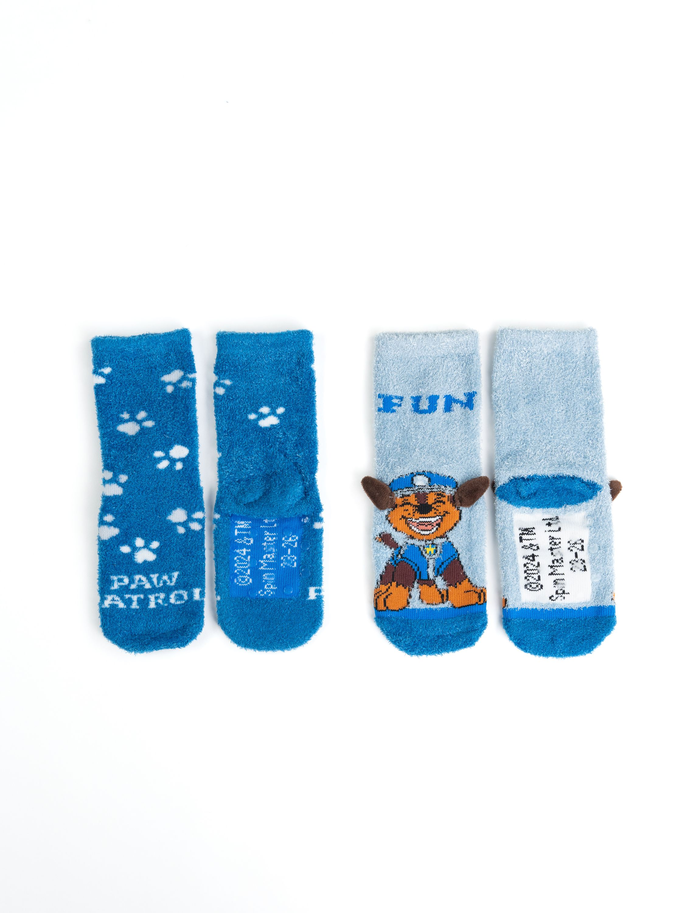 Zwei blaue Paw Patrol Socken auf weißem Hintergrund, mit Pfotenabdrücken und Figur.