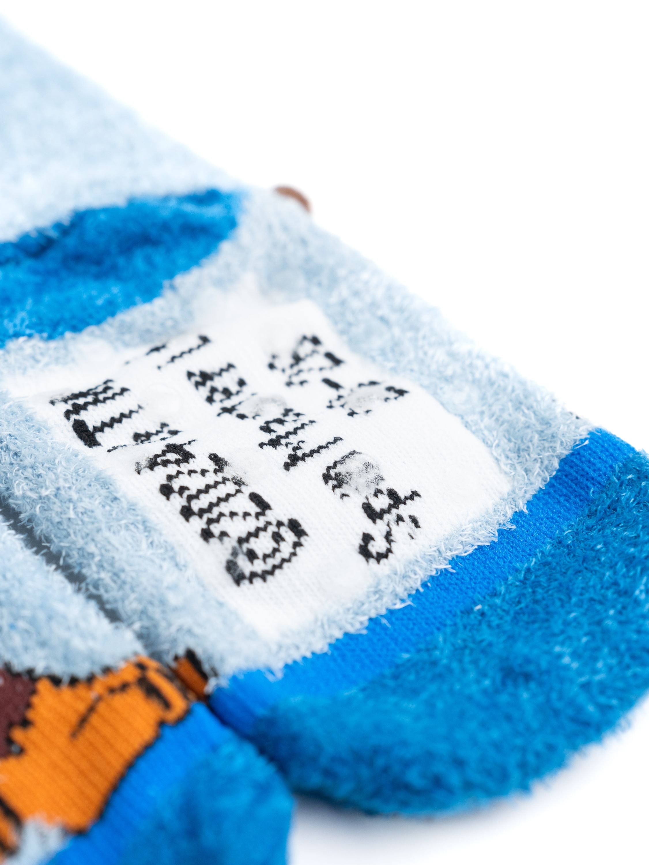 Nahaufnahme einer hellblauen Socke mit weißem Etikett. Text auf dem Etikett ist unscharf.