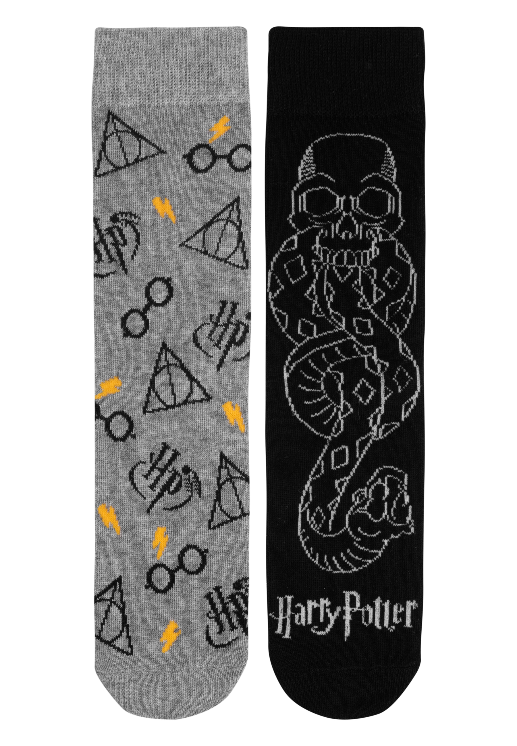Sockenpaar. Einer grau mit Harry Potter Symbolen, der andere schwarz mit Schädel und Schlange.