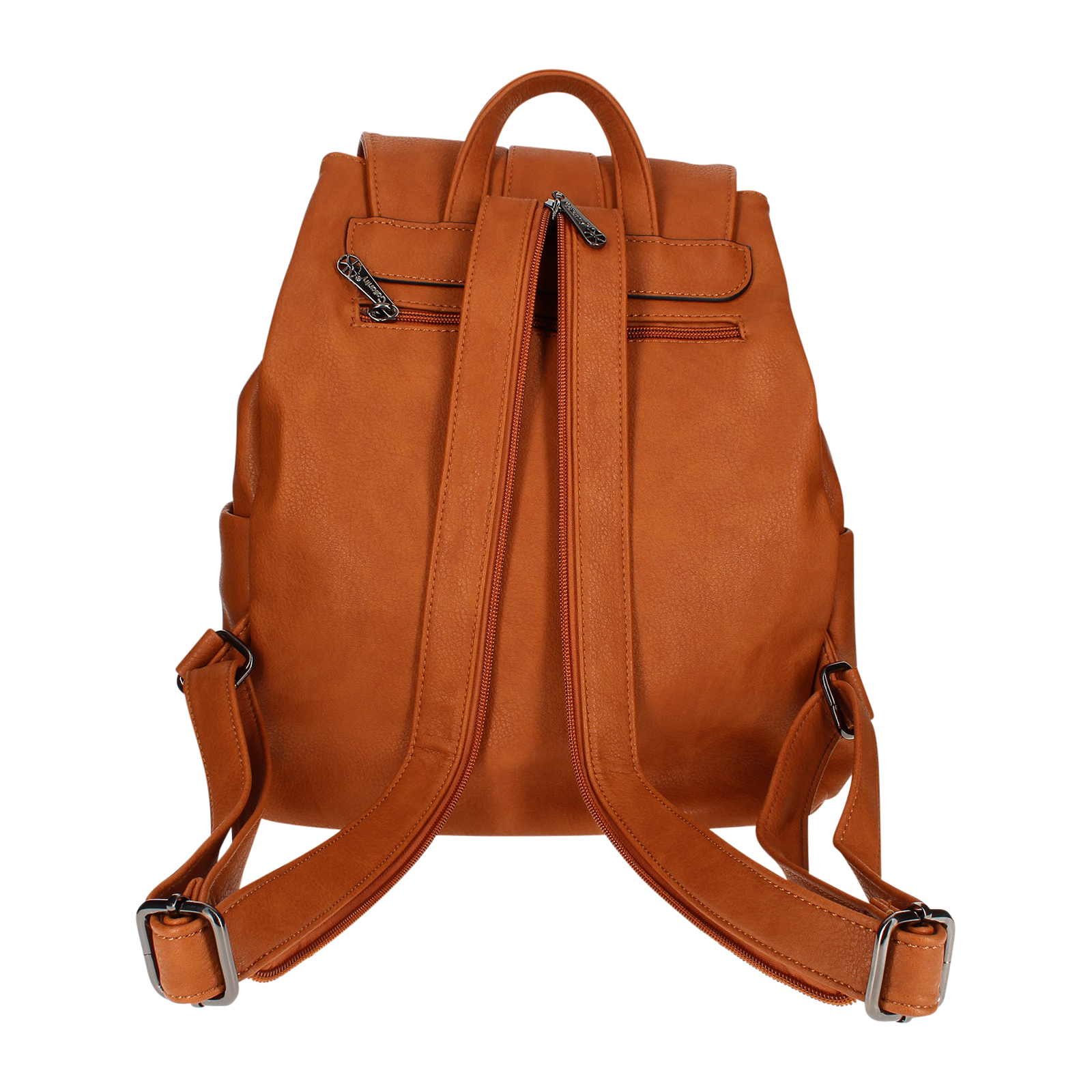 Mochila marrón con dos correas y detalles de cremallera, fondo blanco.