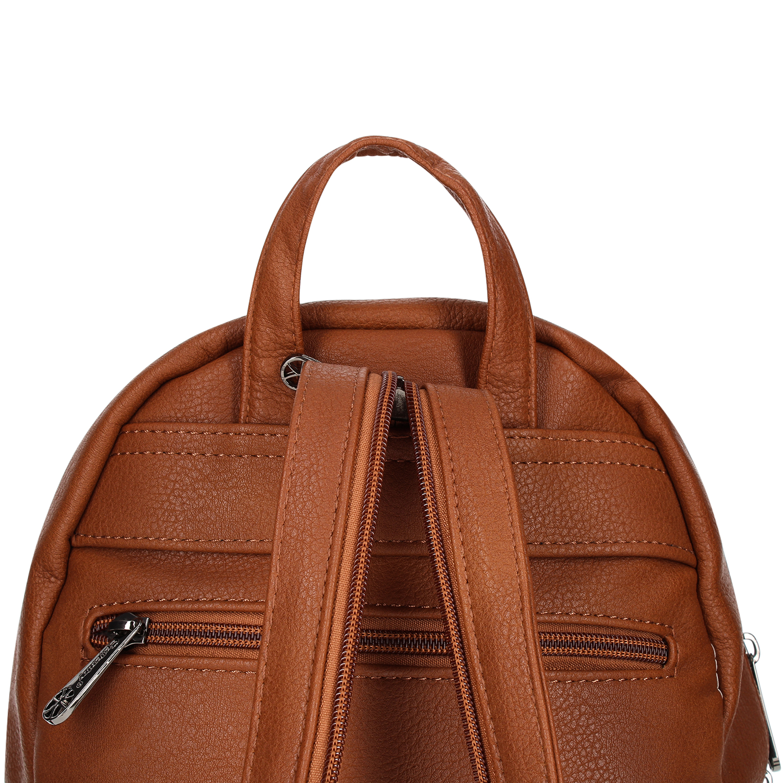 Brauner Rucksack mit Reißverschlüssen und Griff. Weißer Hintergrund.