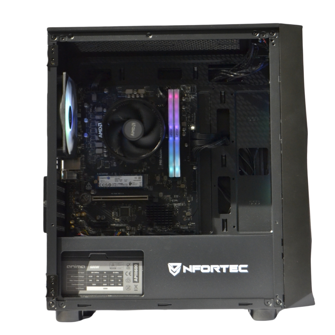 Caja de ordenador abierta, mostrando componentes, con el logo NFortec.