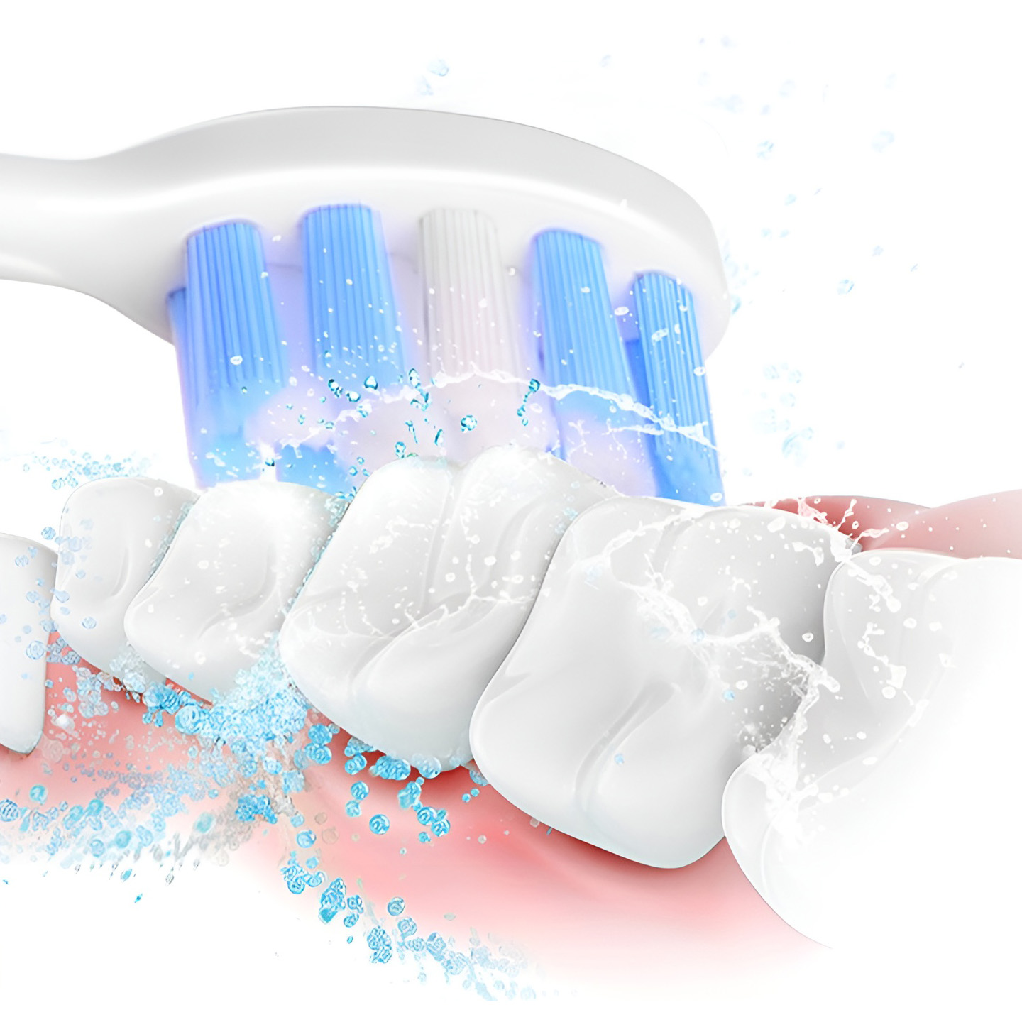 Szczoteczka do zębów czyści zęby. Białe zęby, różowe dziąsła i niebieskie włosie widoczne z rozpryskami wody. Z bliska.