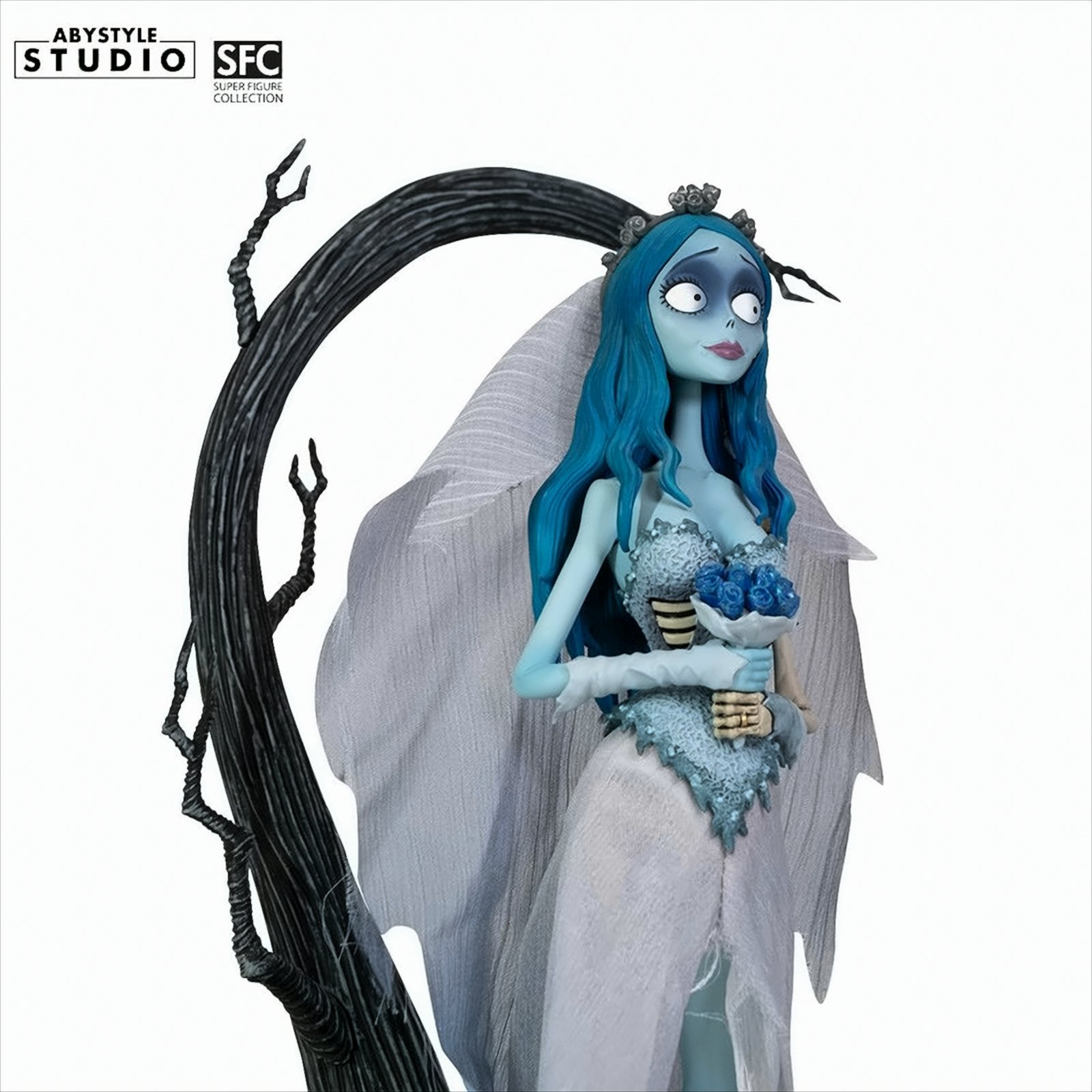 Figur von Emily, aus Corpse Bride, hält Blumen. Schwarzer Ast. Weißer Hintergrund.
