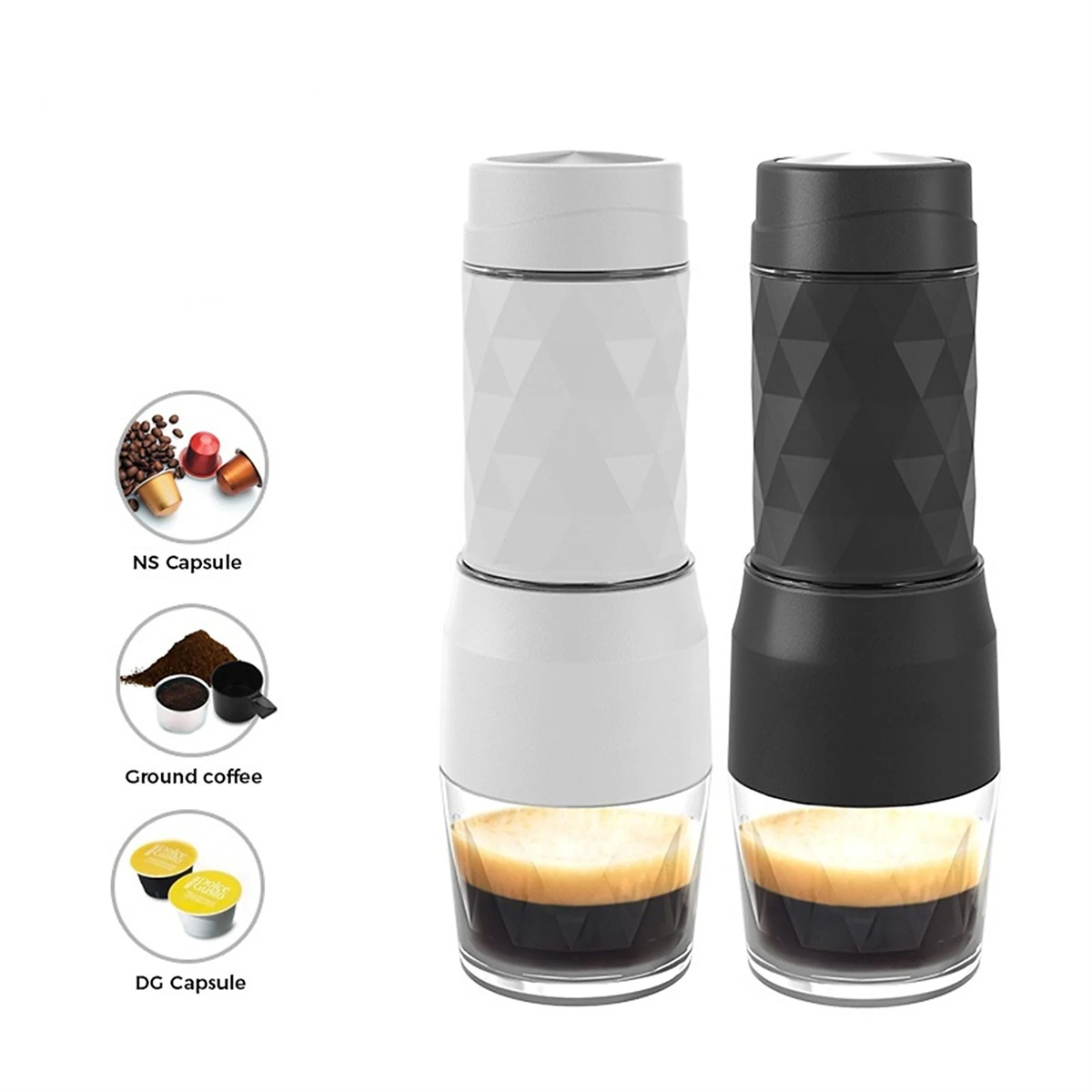 Zwei Kaffeemaschinen, eine weiße und eine schwarze, mit Kaffeekapseln und gemahlenem Kaffee.