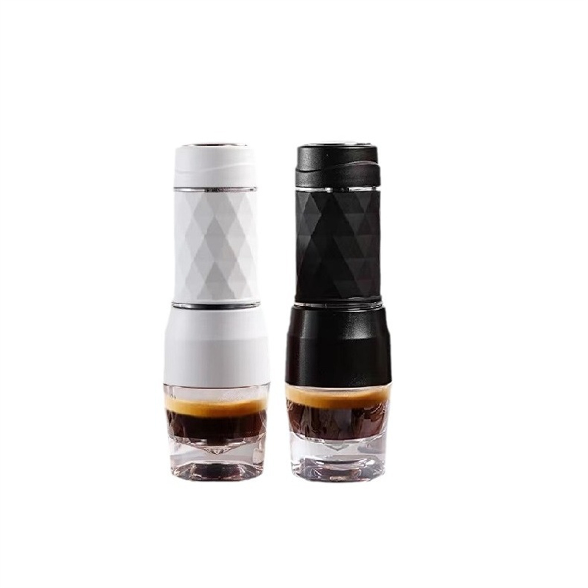 Zwei tragbare Espressomaschinen. Eine weiß, eine schwarz. Beide haben ein Glas, um den Espresso aufzufangen.