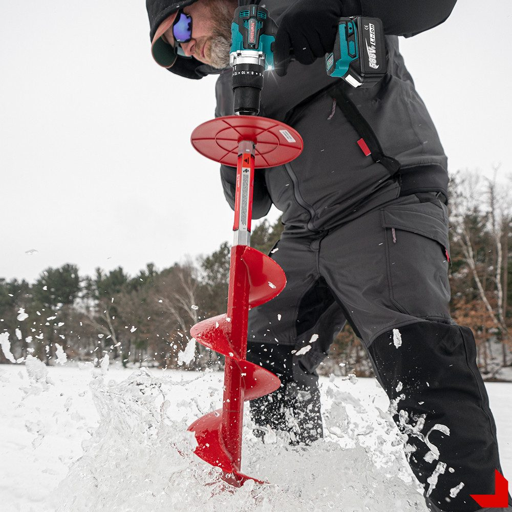 Mann beim Eisfischen, roter Eisbohrer in schneebedeckter Umgebung.