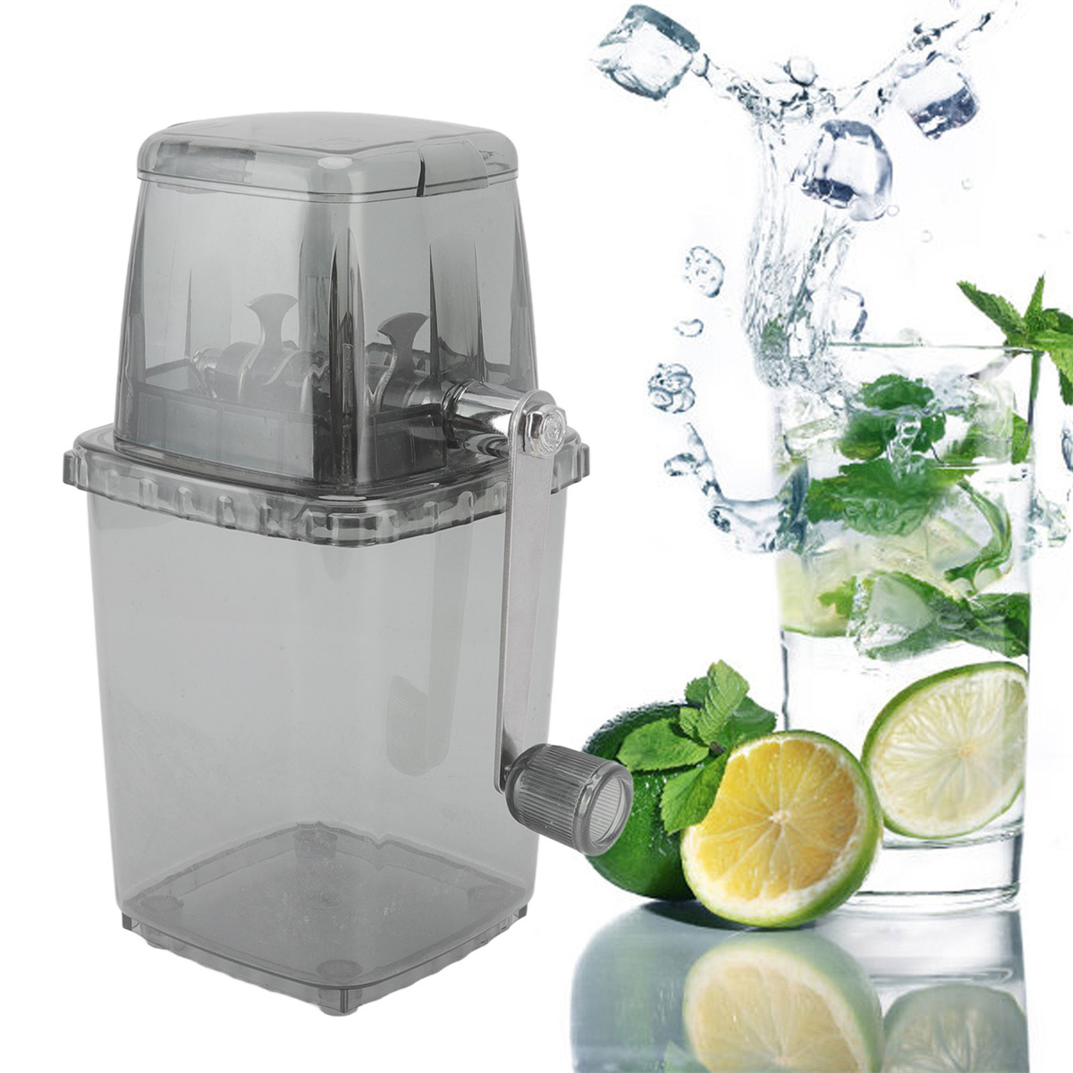 Eisrasierer mit Handkurbel, neben einem Glas Mojito und Limetten. Eiswürfel spritzen.