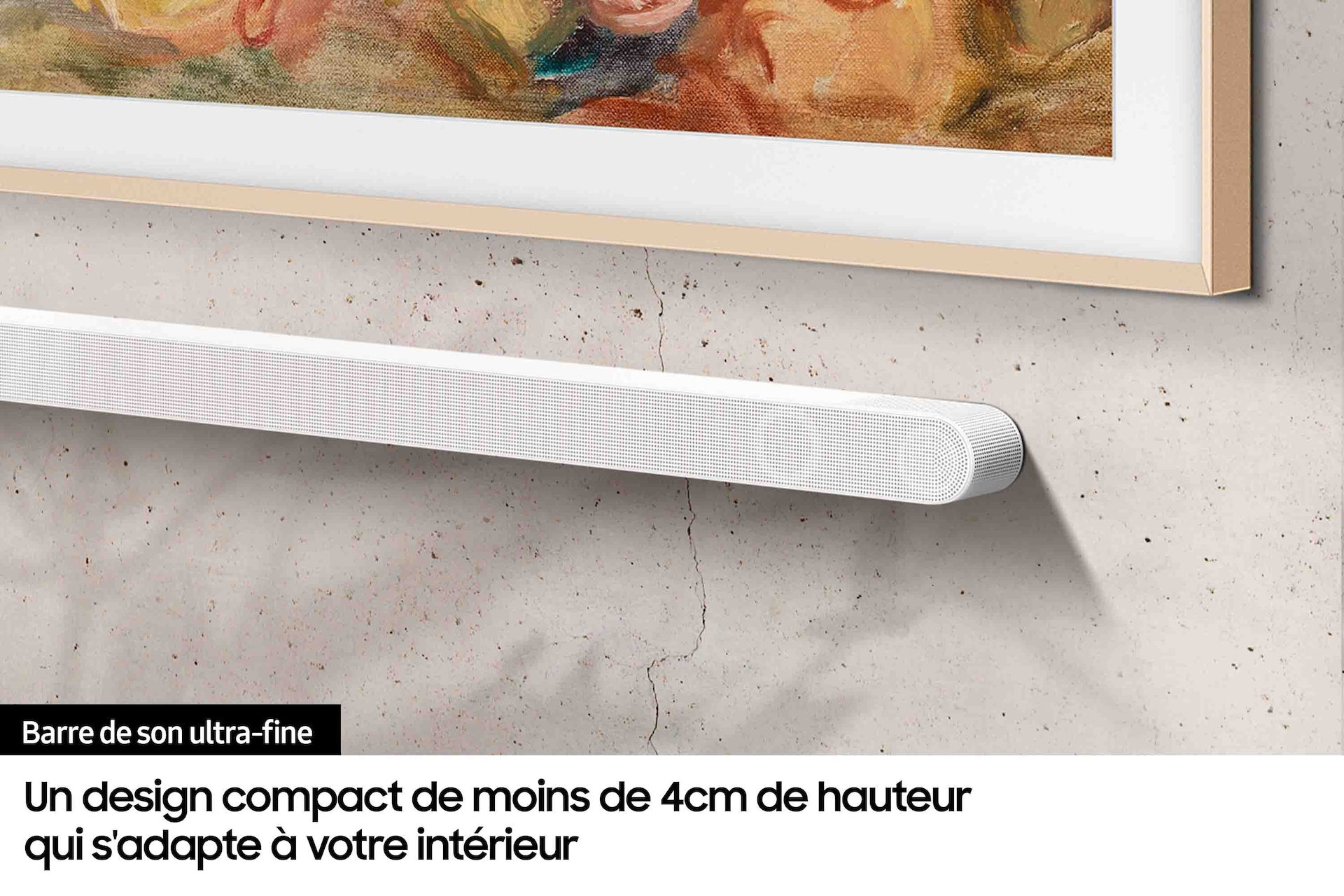 Biały soundbar na teksturowanej ścianie.