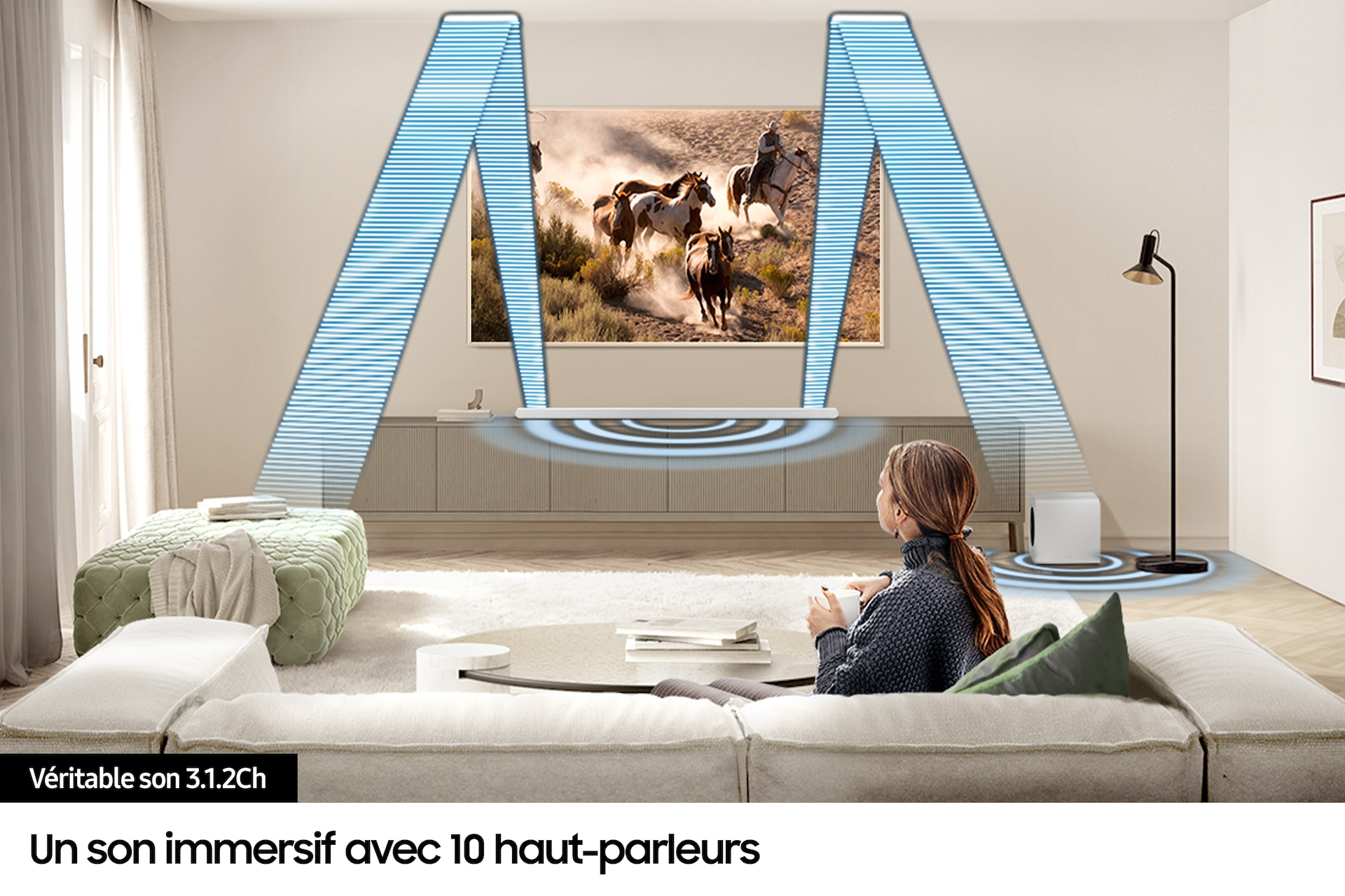 Scena w salonie z TV. Kobieta siedzi na sofie, ogląda TV. Widoczny soundbar i subwoofer.