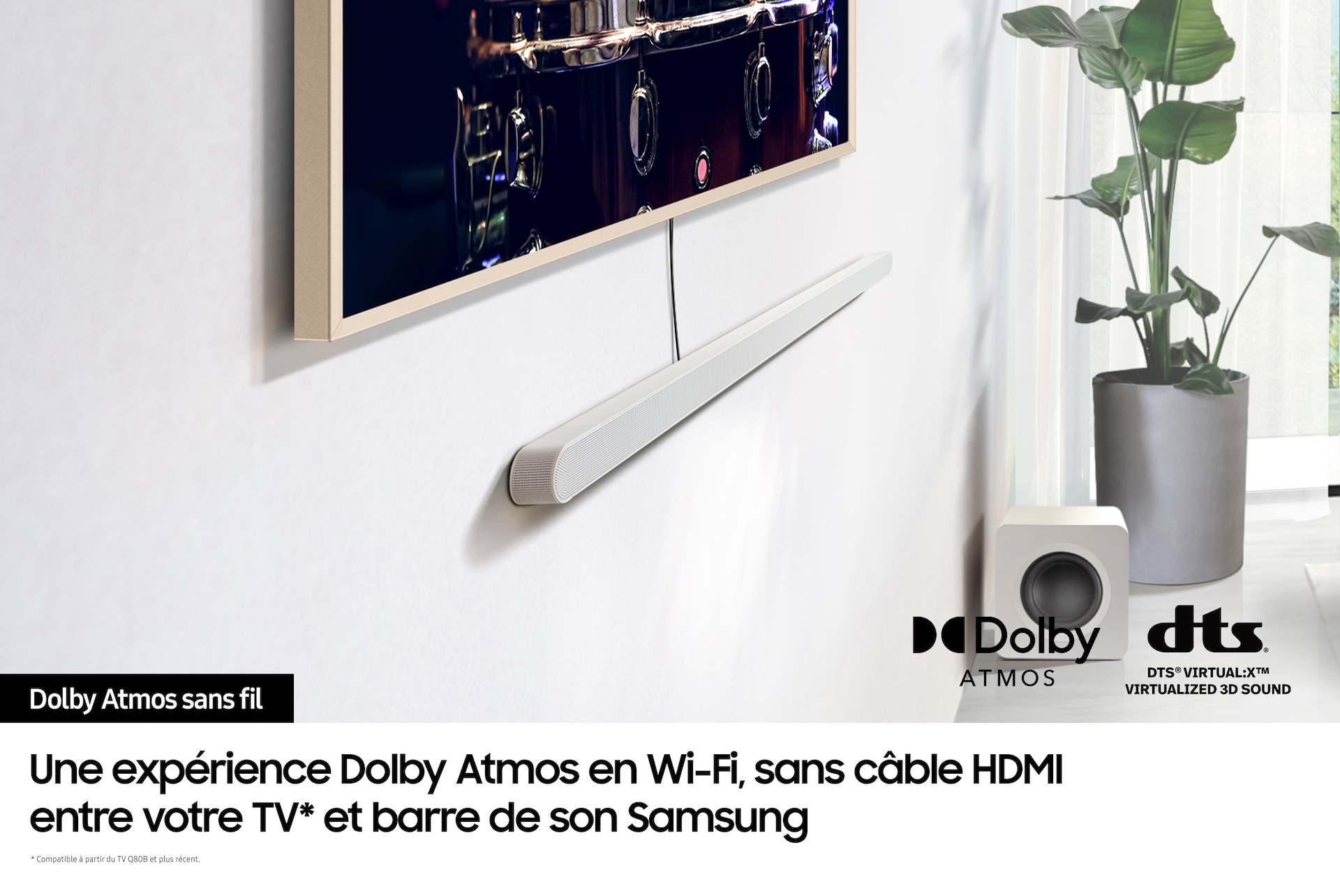 Biały soundbar jest zamontowany na ścianie pod telewizorem. Biały subwoofer na podłodze.