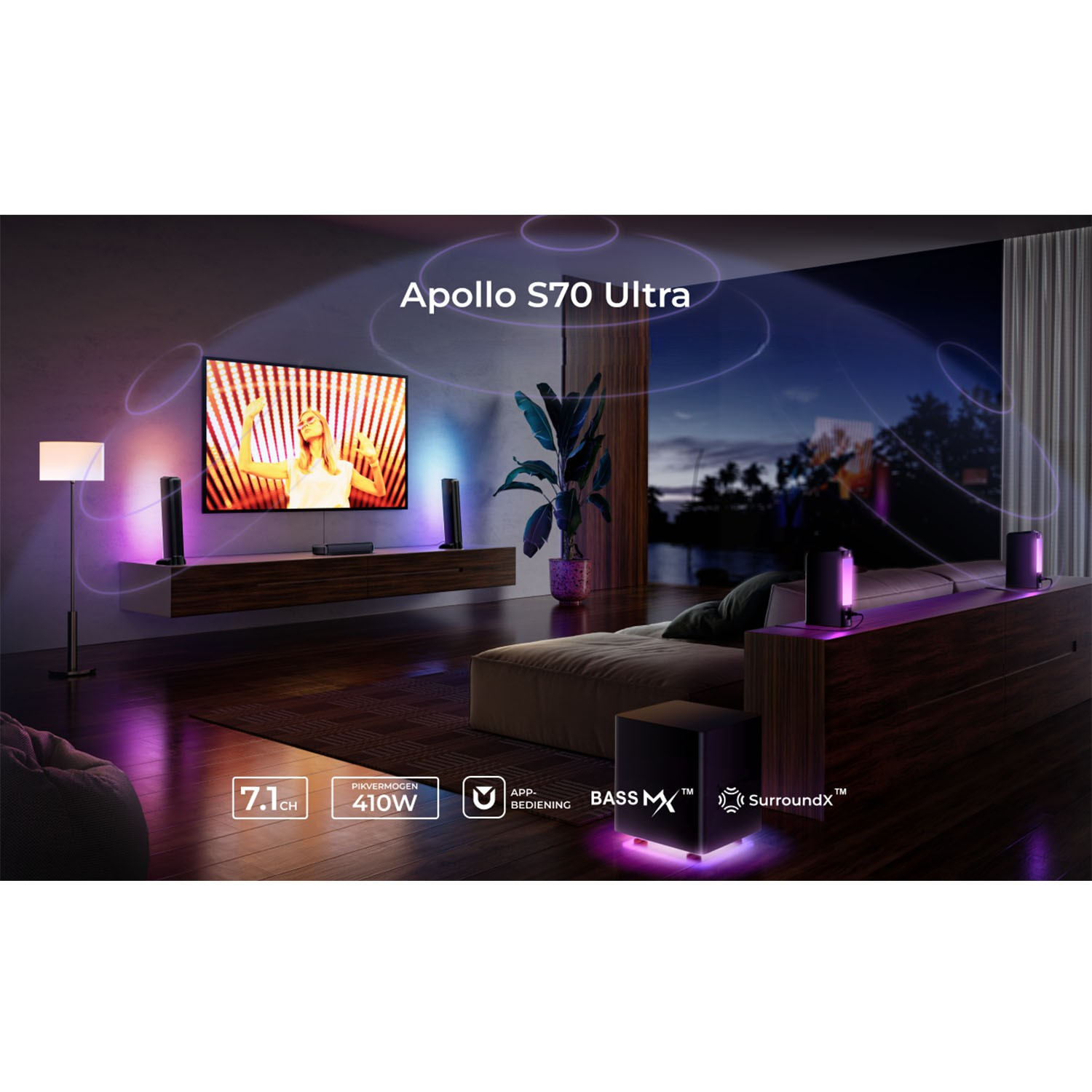 Een woonkamer met speakers, een tv en een stel dat een spel speelt.