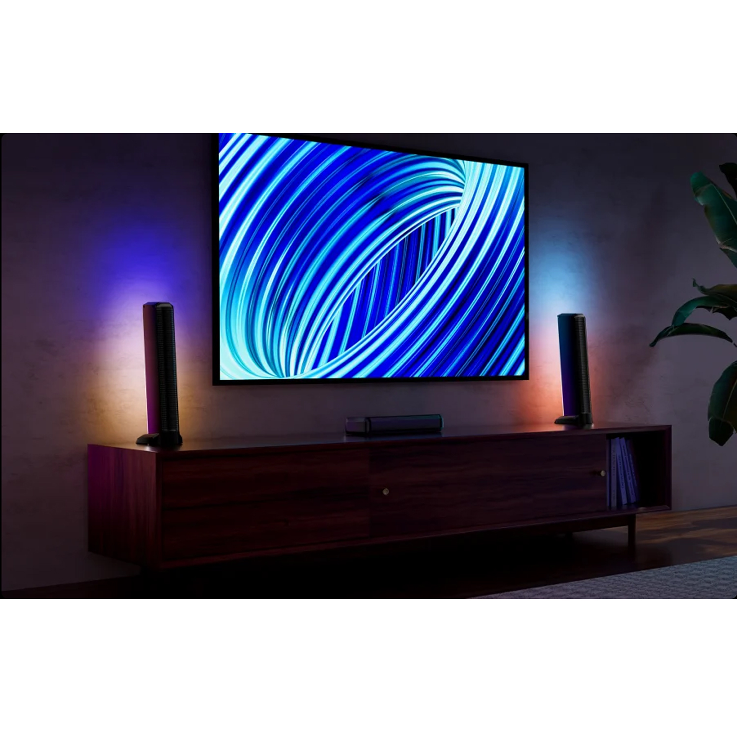 TV met blauwe lijnen, speakers op de kast.