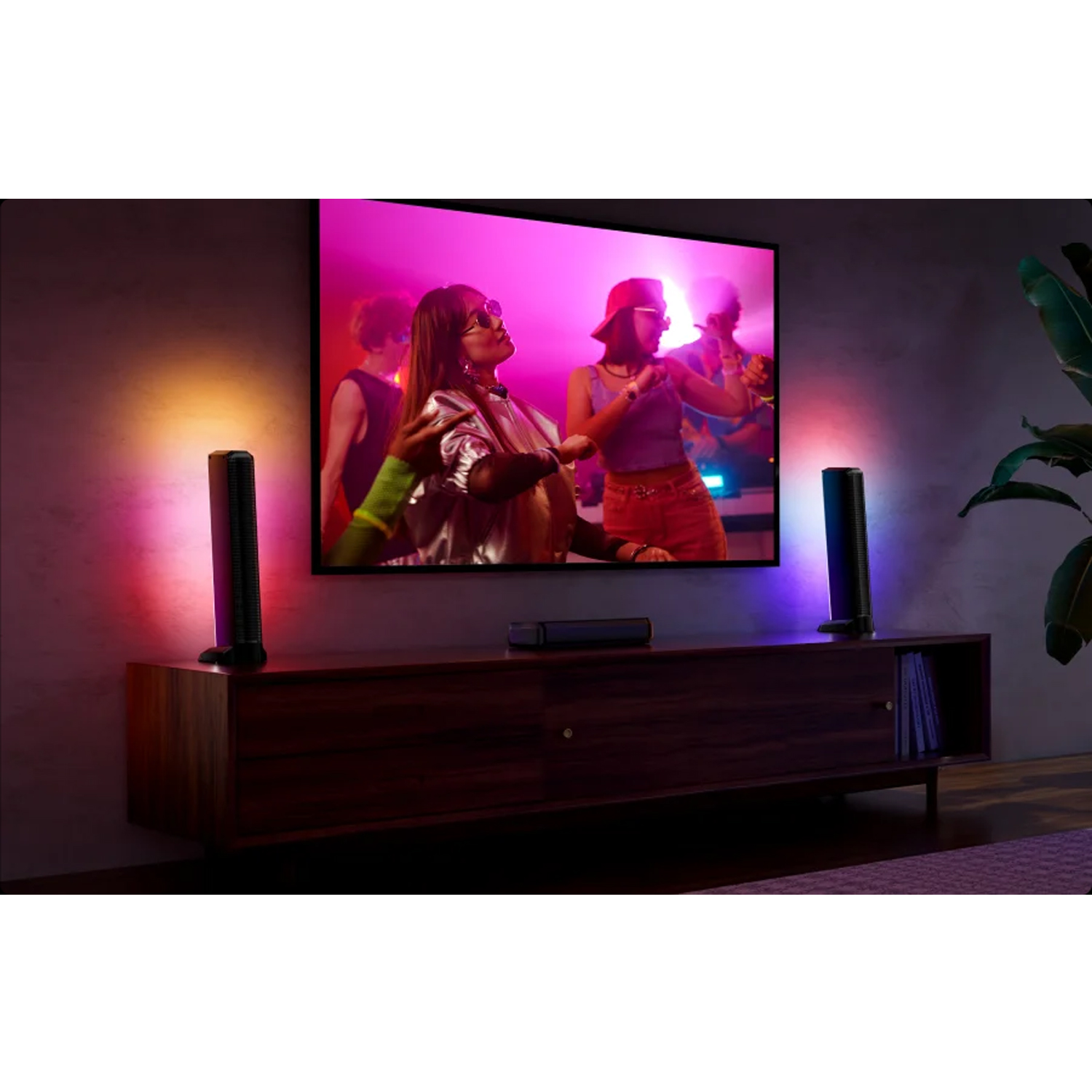 TV met mensen, speakers op de kast.