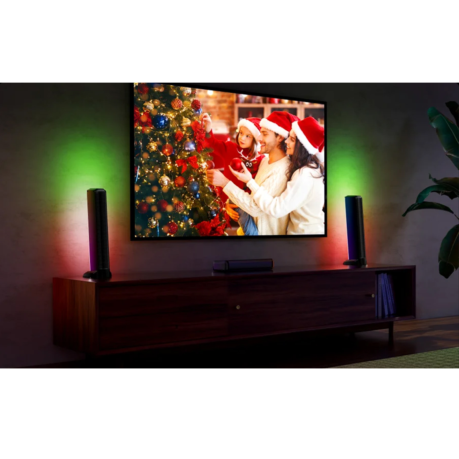 Een gezin kijkt tv met kleurrijke slimme lampen op een tafel en viert Kerstmis.
