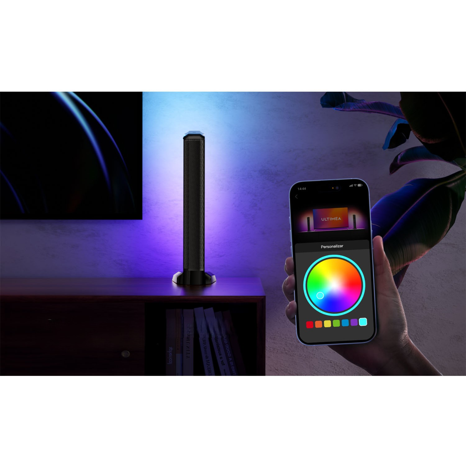 Een kleurrijke slimme lamp staat op een tafel met een telefoon die een kleurenwiel weergeeft.