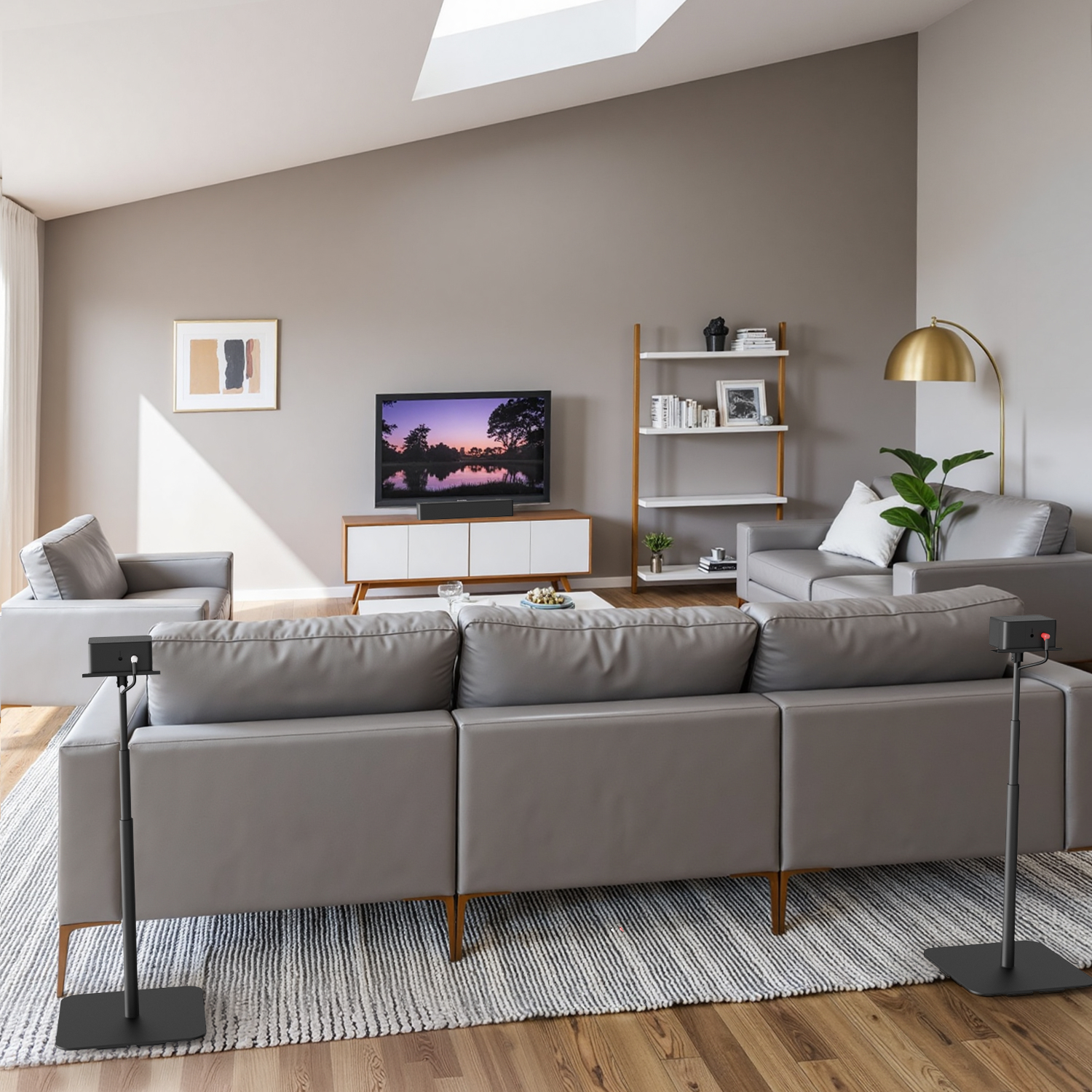 Salon z sofą, telewizorem i soundbarem.