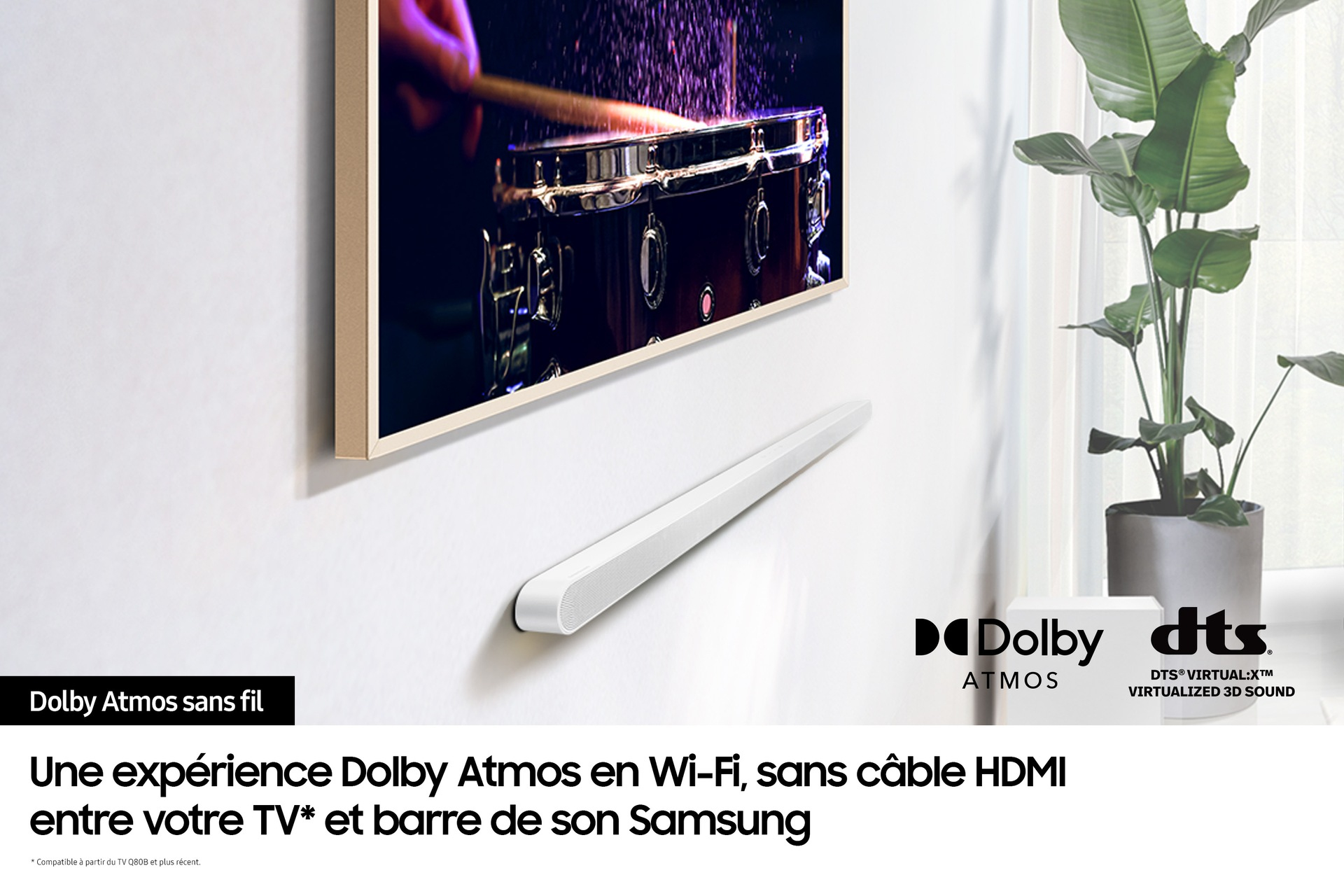 Soundbar pod telewizorem z zestawem perkusyjnym na ekranie, z logo Dolby Atmos i DTS.