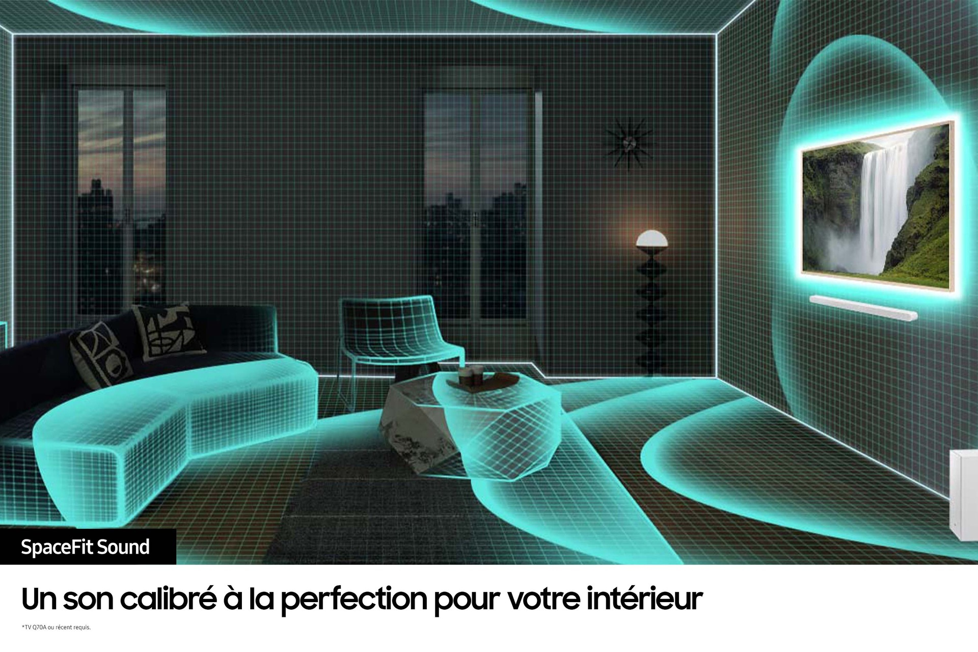 Wnętrze z TV, sofą, krzesłem i systemem dźwiękowym z nakładką siatki.