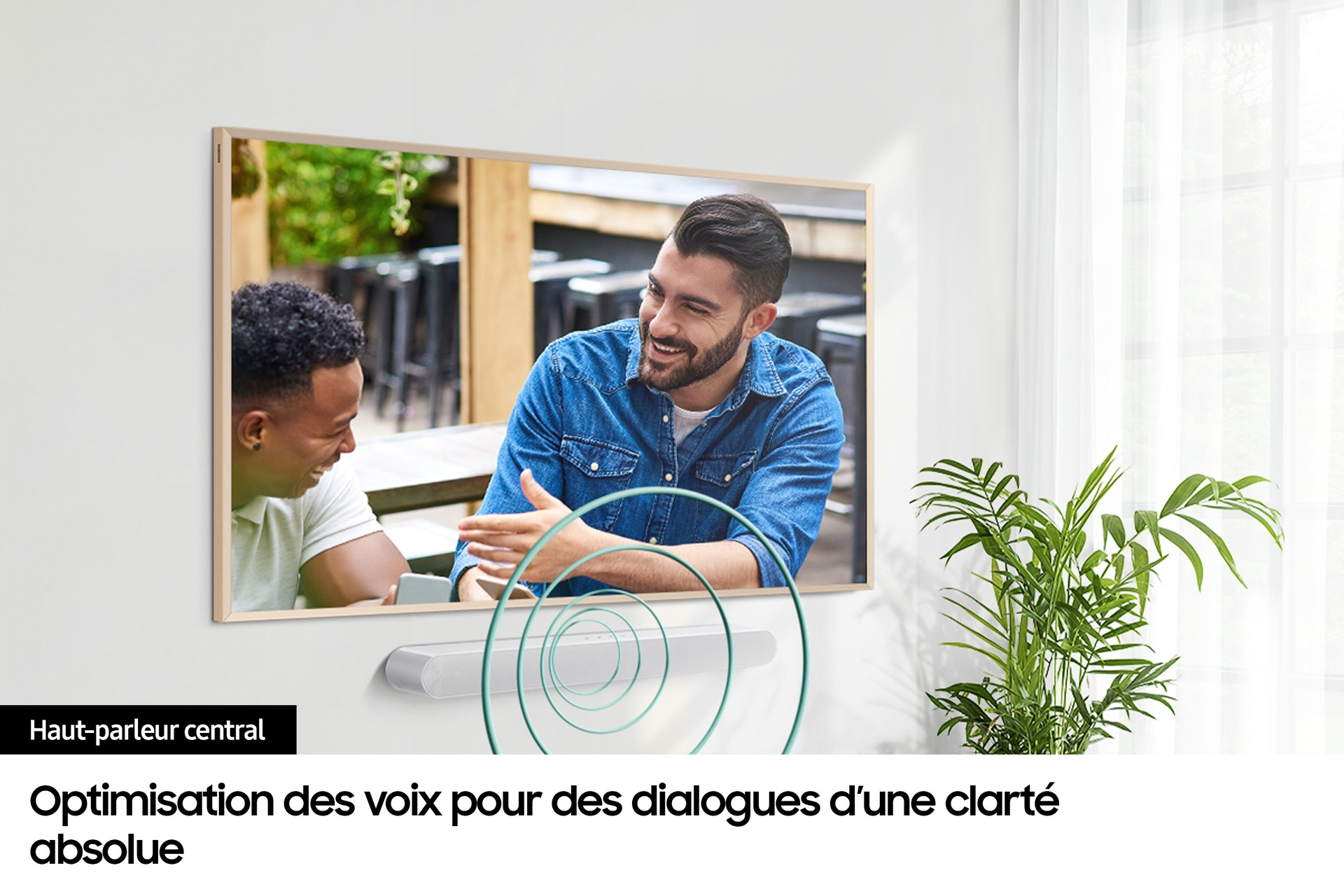 Dwóch mężczyzn uśmiecha się do TV z soundbarem pod spodem, zielone linie.