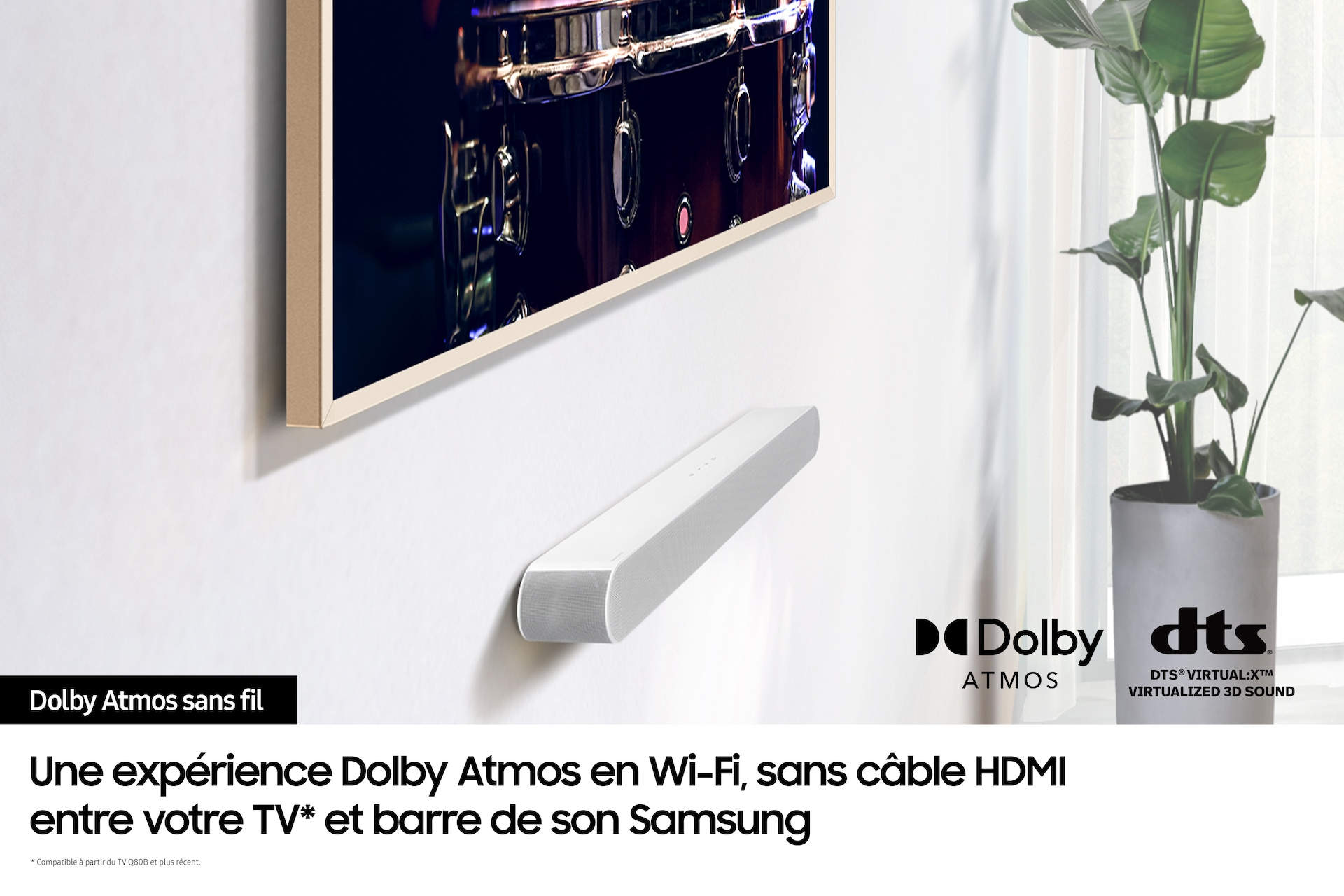 Biały soundbar zamontowany na ścianie, z logo Dolby Atmos i DTS.