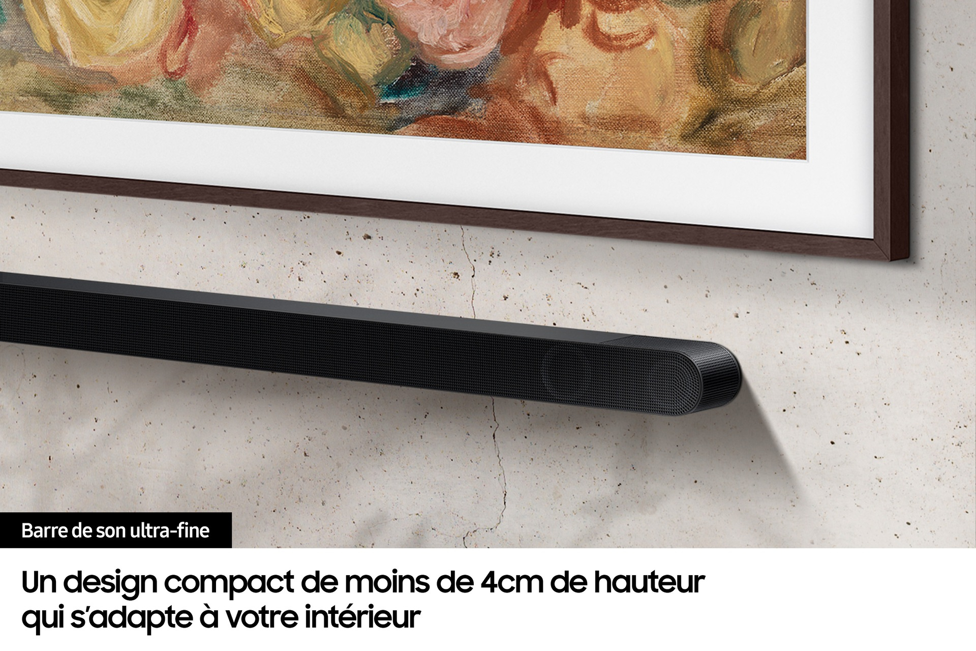 Czarny soundbar jest zamontowany na ścianie pod obrazem.