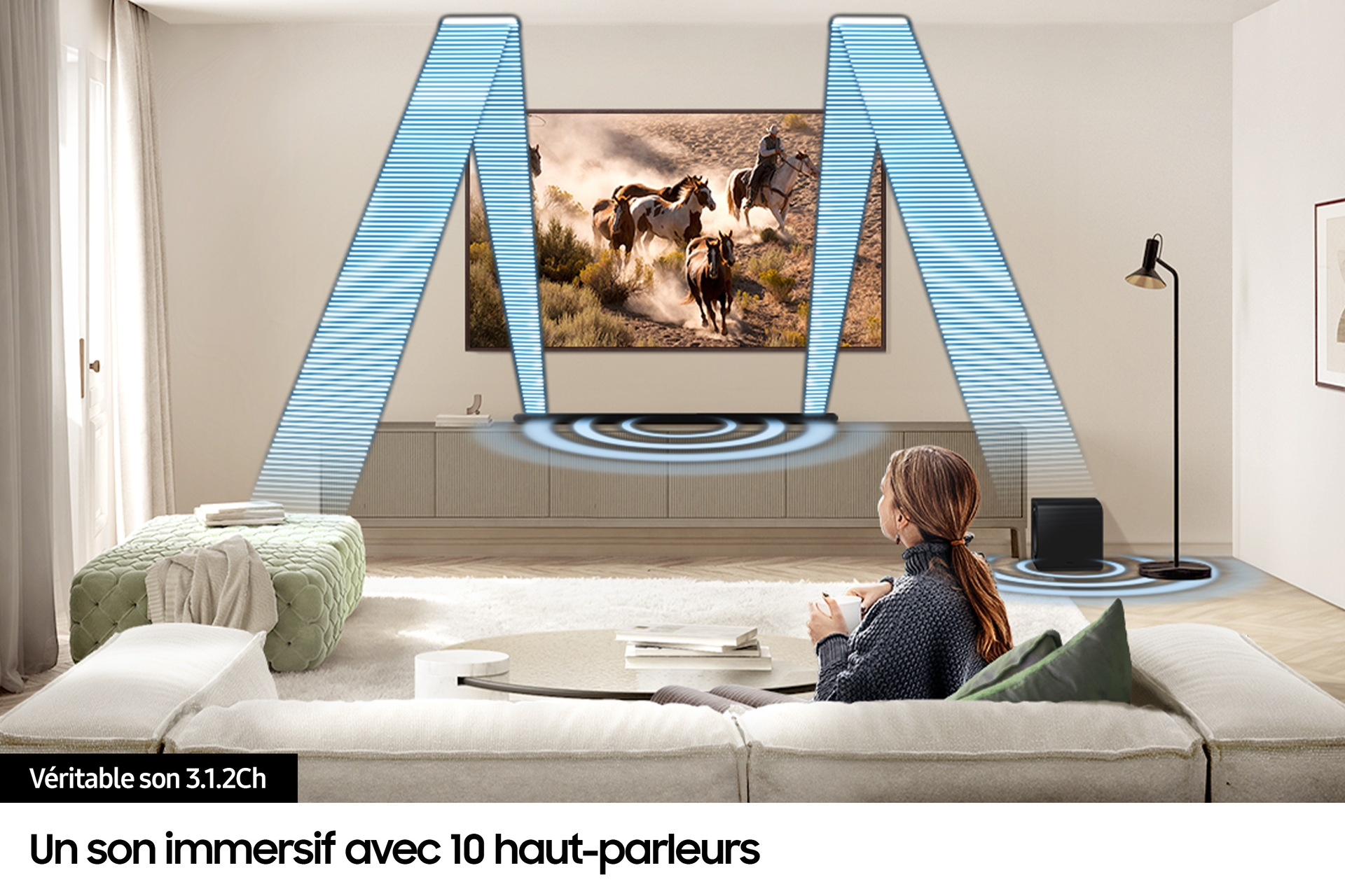 Scena w salonie z kobietą na kanapie oglądającą telewizor, który wyświetla scenę wyścigu konnego.