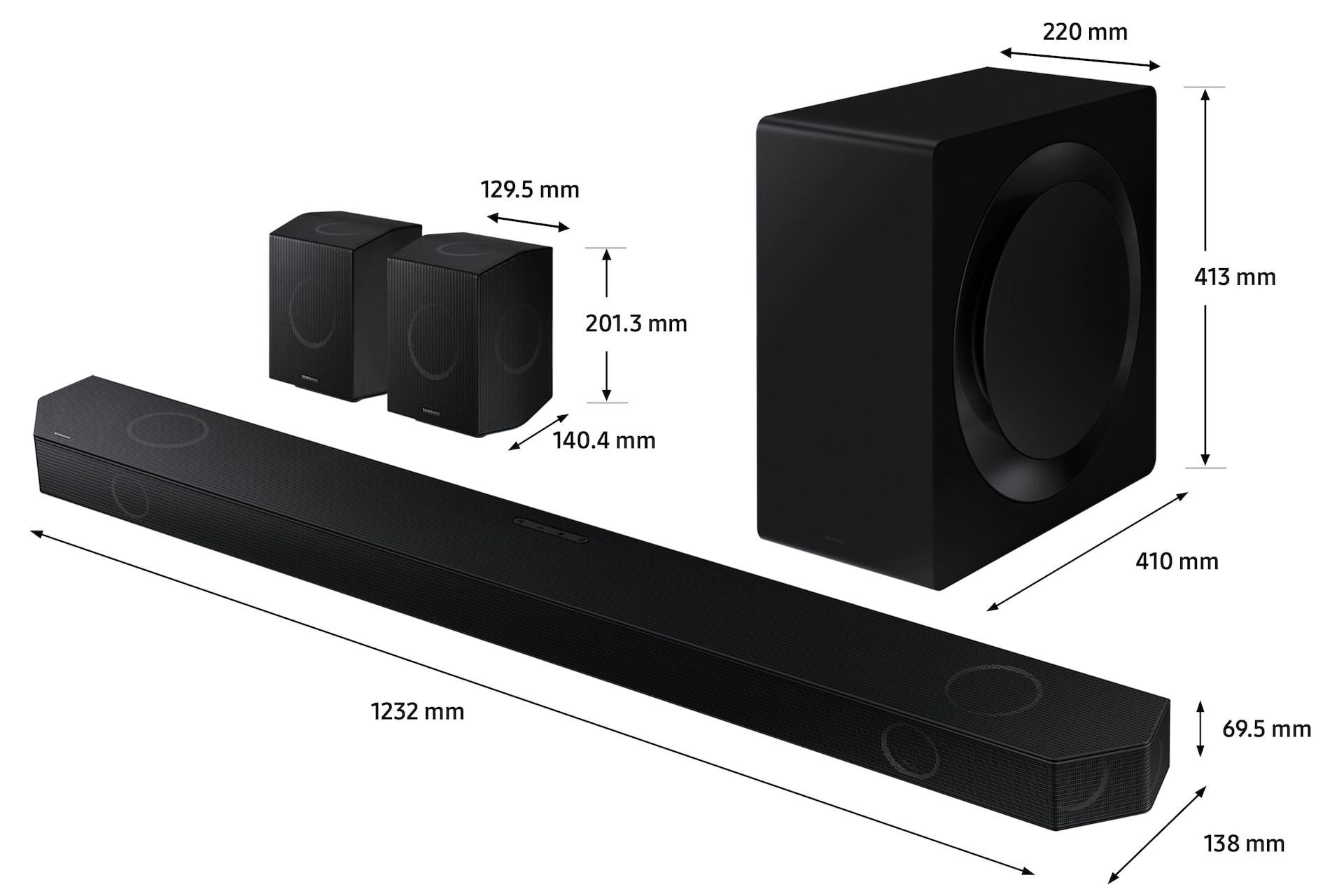Eine schwarze Soundbar mit Abmessungen wird gezeigt. Zwei kleine Lautsprecher und ein Subwoofer sind vorhanden.