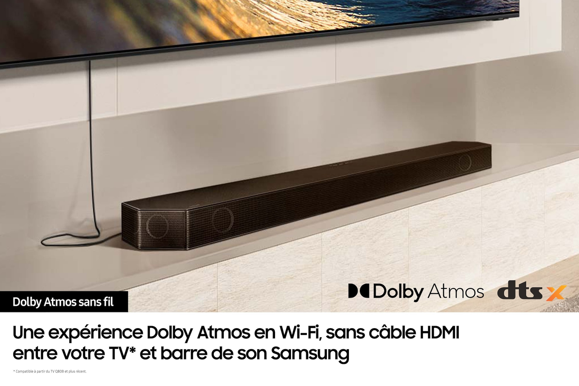 Schwarze Soundbar unter einem Fernseher. Dolby Atmos und DTS Logos werden angezeigt.