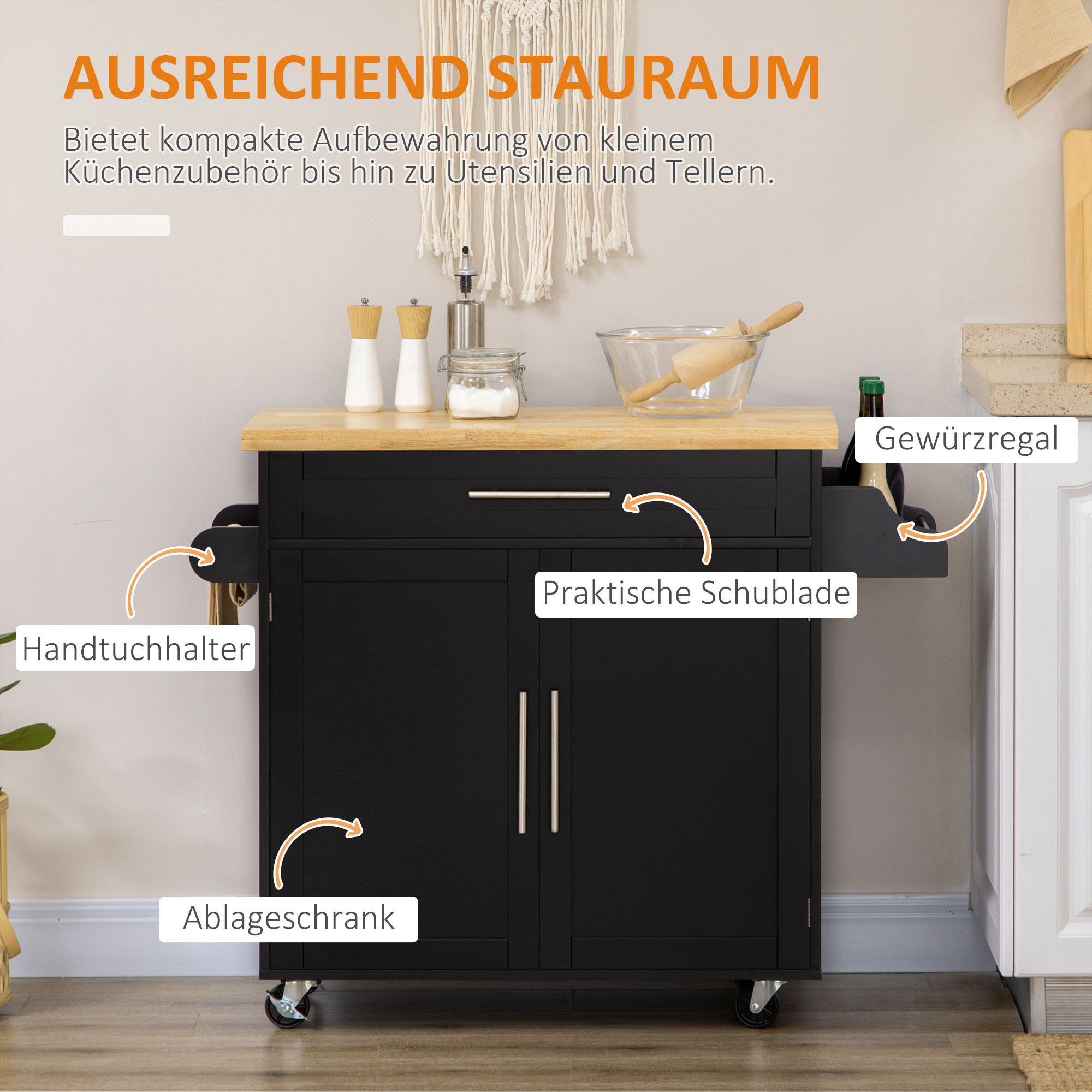 Eine schwarze Kücheninsel mit Holzplatte, Schubladen und Schrank mit Rollen. Es hat Etiketten.
