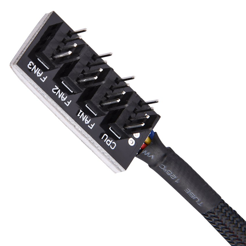 Ein Stecker mit mehreren Pins und einem schwarzen Kabel. Weißer Hintergrund.