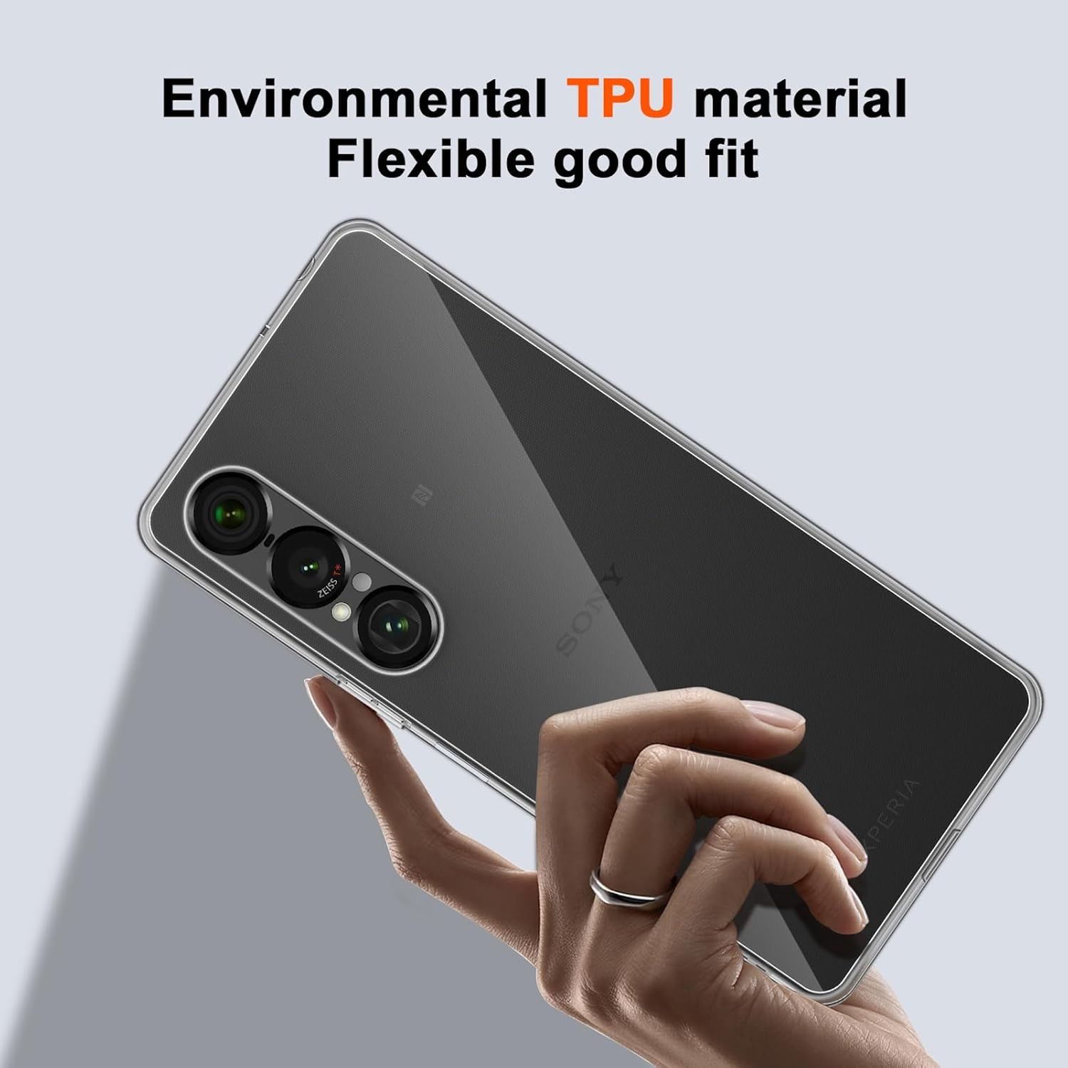 Una funda transparente para teléfono. La funda está en una mano. La funda cubre el teléfono.