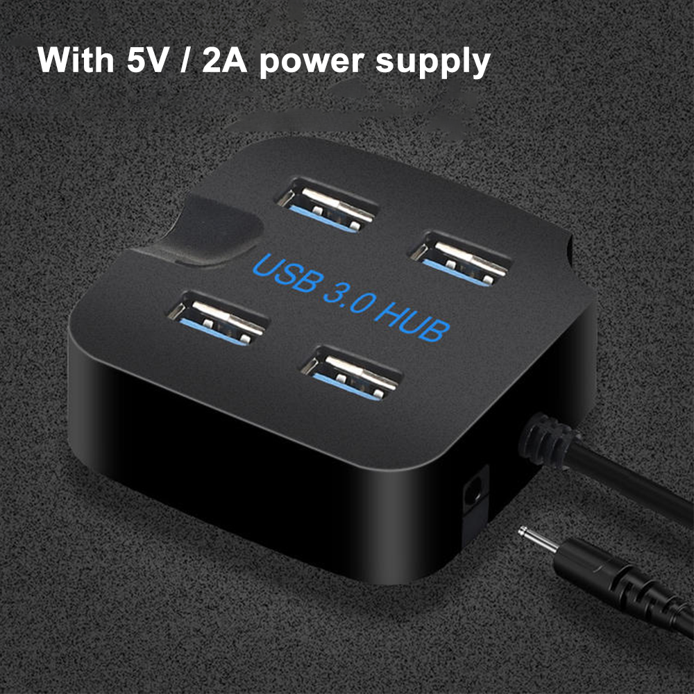Schwarzer USB 3.0-Hub mit vier Anschlüssen, blauen Steckern und einem Stromkabel.