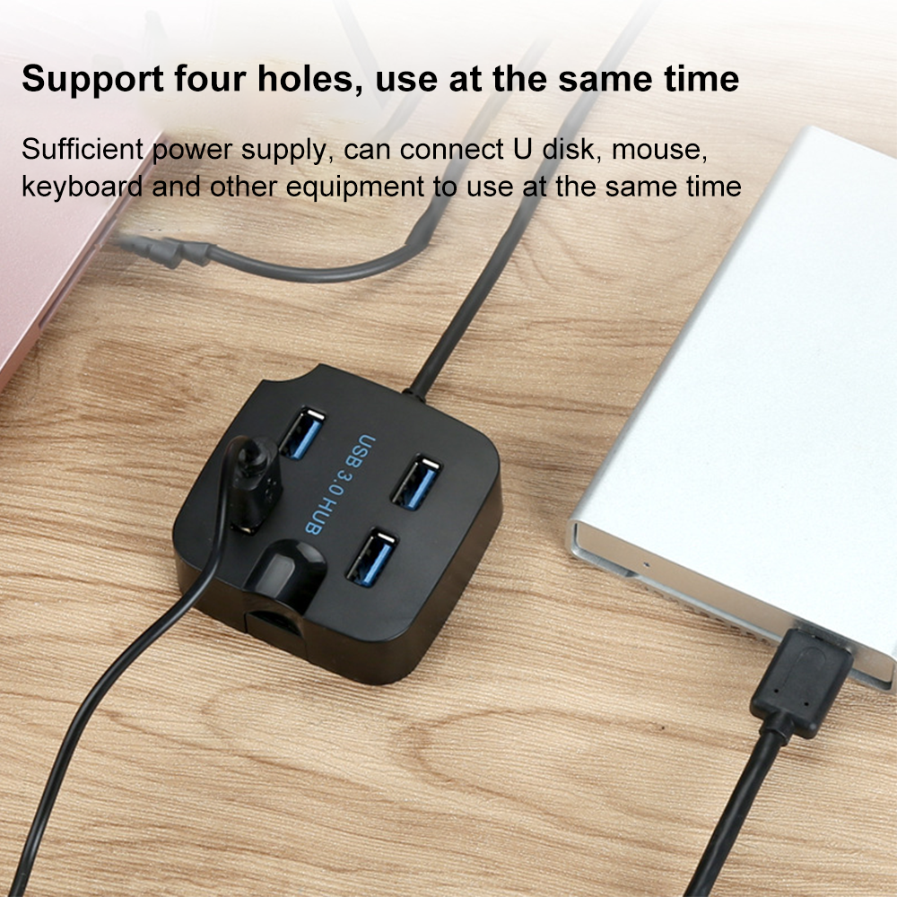 Schwarzer USB 3.0-Hub, der an einen Laptop und eine Festplatte angeschlossen ist. Der Hub hat vier Anschlüsse.